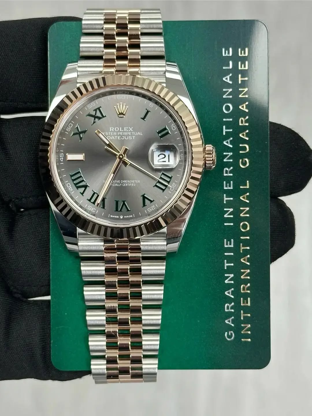 May be an image of wrist watch and text that says ' S0 一新m5m MADE 5 ROLEX 10 STERT TERPERPETL UAL DA DATEJUS EJUS 21 י5 LI ATIVE CHRONOMETER ICIALLY ยืก o ه INTERNATIONALI…