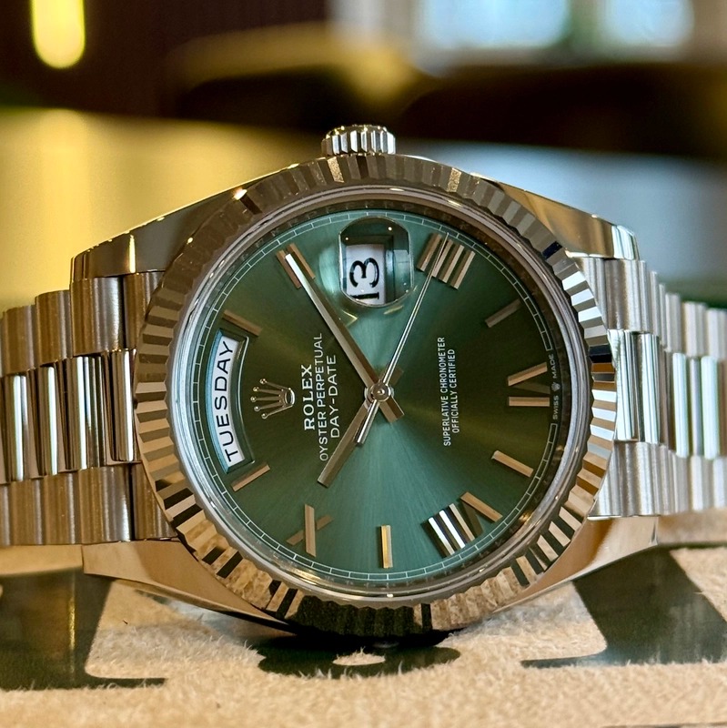 May be an image of wrist watch and text that says 'CHROTEIEDER SUA 120 CERTUT CERT CRI SUPERLATIN CIALLY εν TUESDAY TUAL EX RODERPETUAL ROLE STER DA ERPET PERPE Y-DATE -DATE OYS…