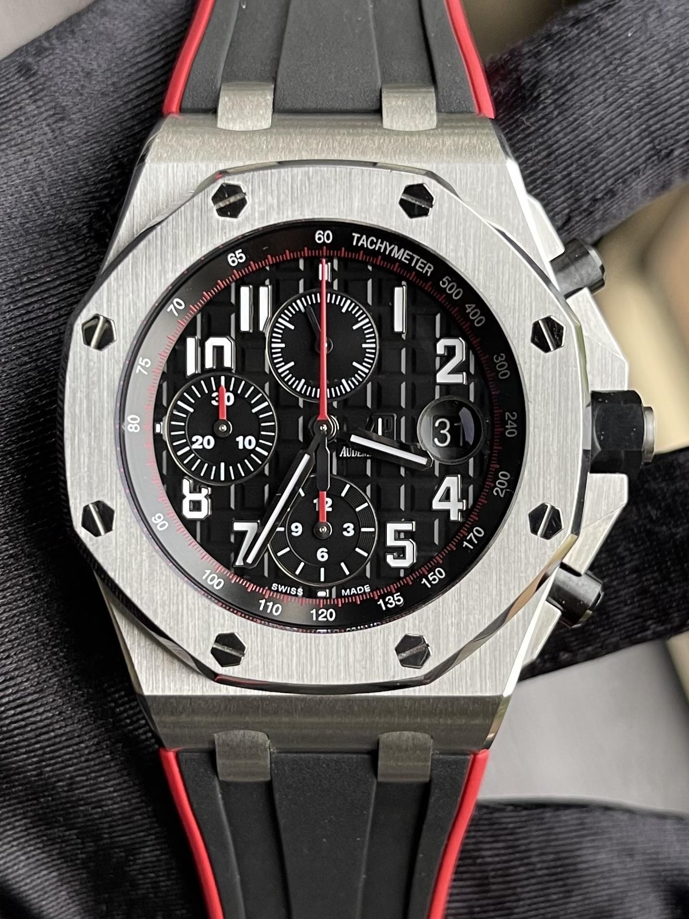 May be an image of wrist watch and text that says '60 11 TACHYMETER I 75 ualalas 01 uni 80 a) 20 10 2 AUL 3 ሆ ゆ) 不5! 9 វមៀរ័ រ្ SWISS -l -1 MADE '