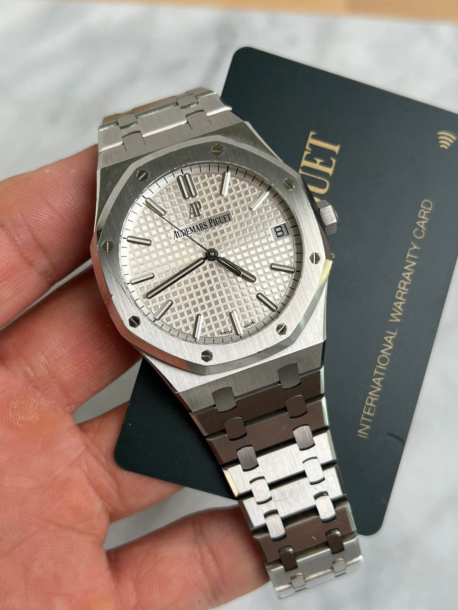 May be an image of wrist watch and text that says 'ትኒንባባክ TOE AUREMARS 포 VUET CARD WARRANTY INTERNATIONAL IN'