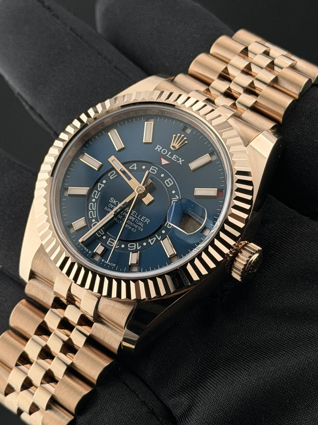 May be an image of wrist watch and text that says '4 W ROLEX LEX 6 8 7 G SK II Ε ETUAL MOMETOS PETUER ELL ELLER ل V 1 9 ア'