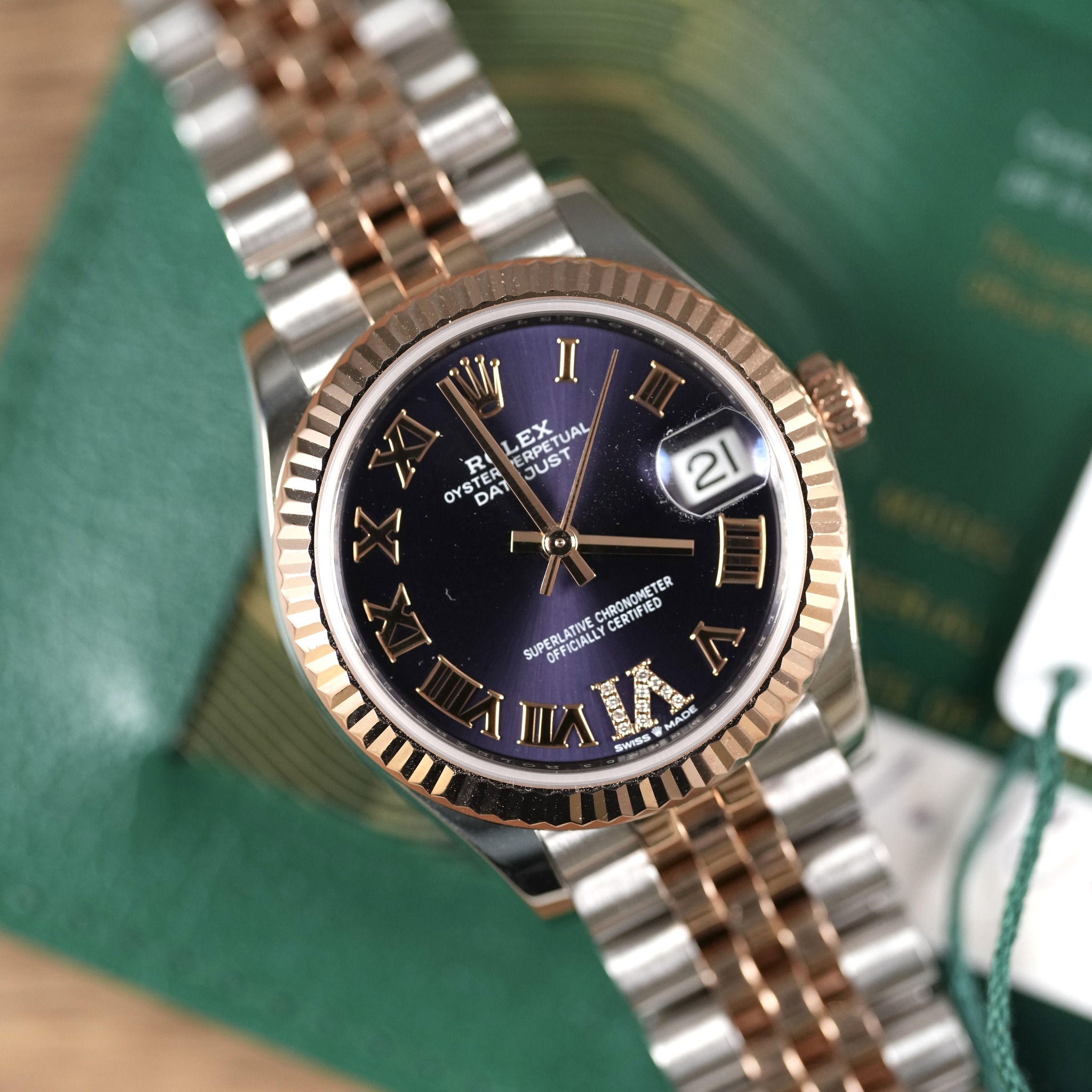 May be an image of wrist watch and text that says 'Wy JI LEX POET UAL YSTER STER DAT R JUST RPETUAL JUST OY 21 CHRONOMETER CERTIFIED SUPERLATIVE SUPER OFFICIALLY C S ኢድክርሲዬ MAD'