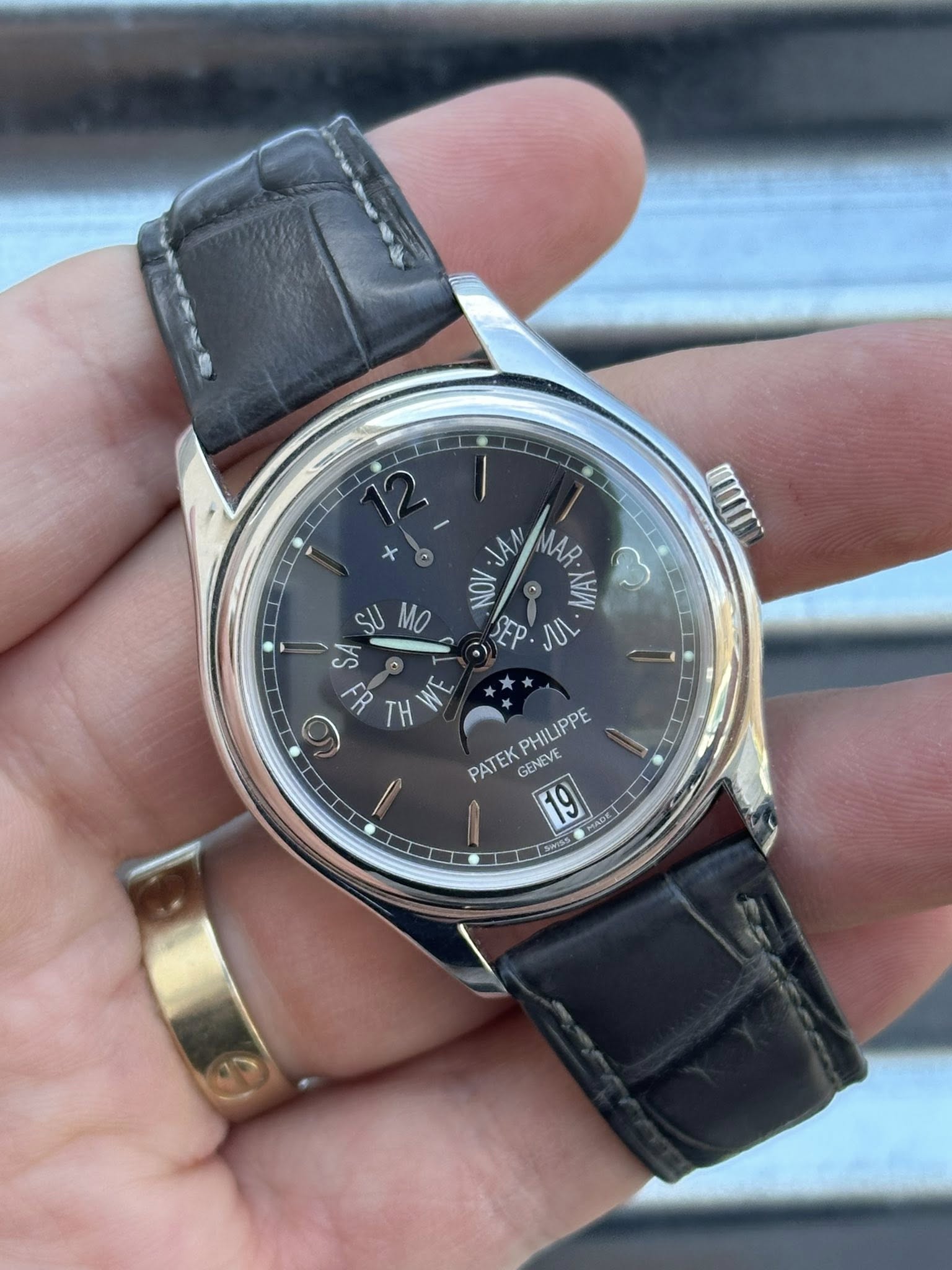 May be an image of wrist watch and text that says 'x UII JA MAR ON AHИ SUMO SU MO SEP JUL ဟ I ន H PATEK PATEKPHILIPPE KPHILIPPE GENEVE 19'