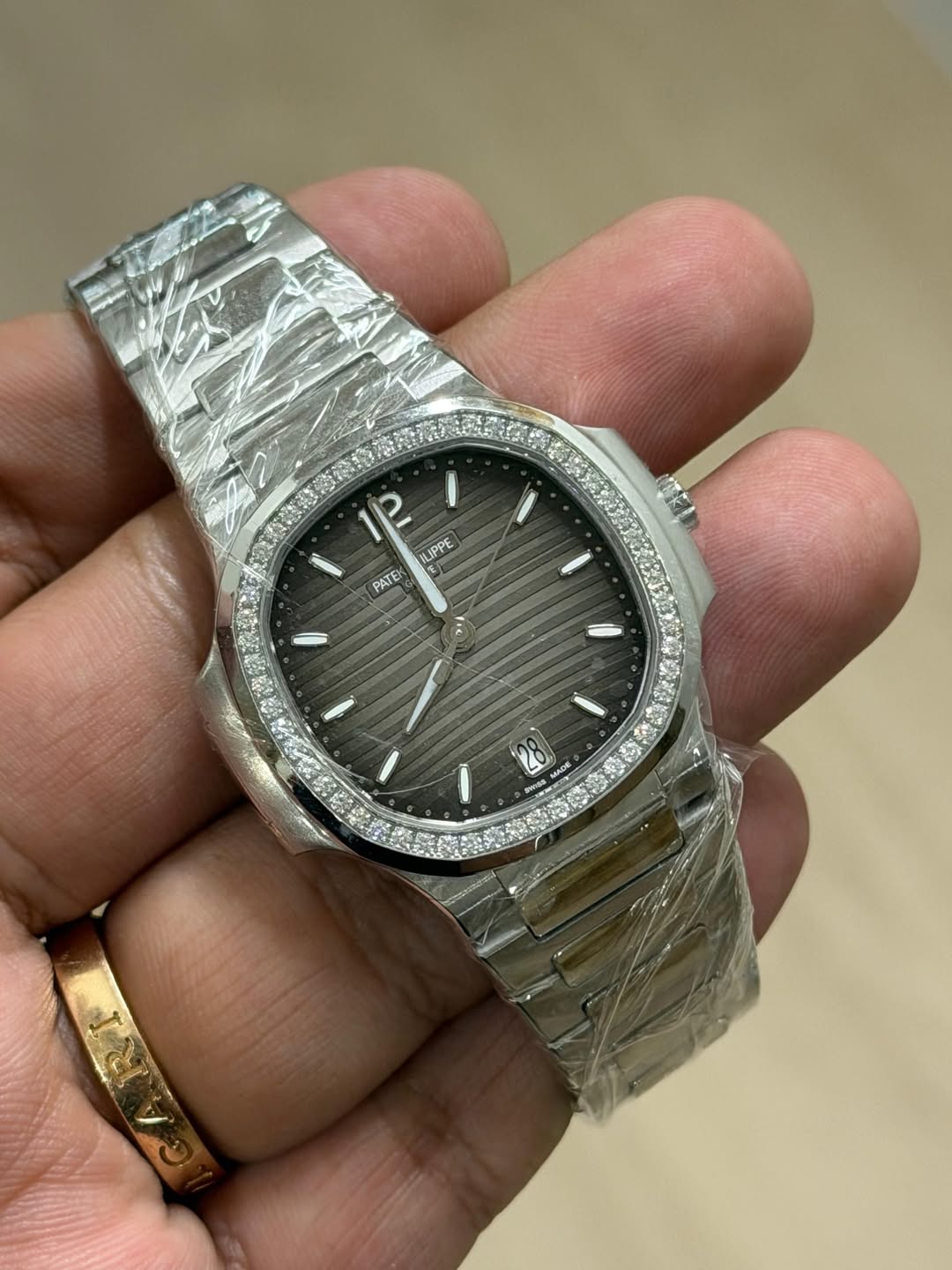 May be an image of wrist watch and text that says '1/2 2 UIPPE LIPFE PATE I 28 O M MApR ેષષ'