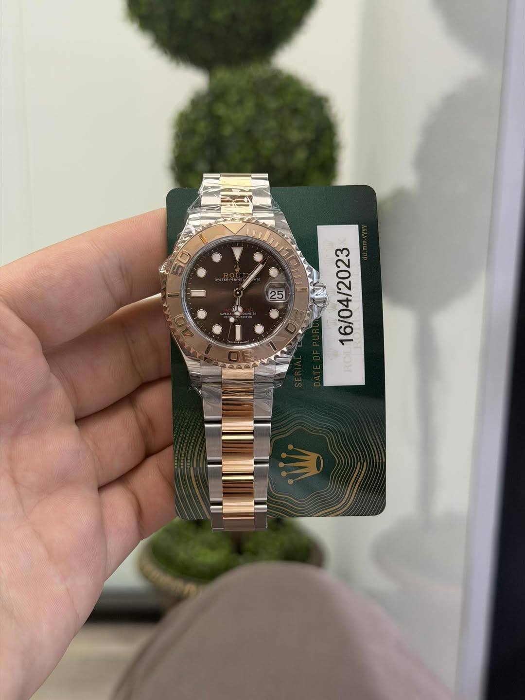 May be an image of wrist watch and text that says 'STENPE 25 16/04/2023 ROT'