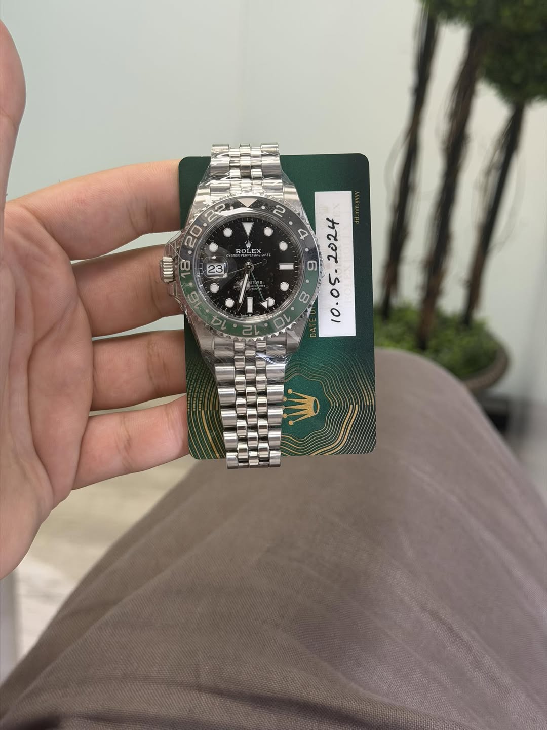 May be an image of wrist watch and text that says '2 20 •2 2 三 8 CE0U ROL ROL.EX ROLEY V ተር ور teer.so.0 -50 て 00 10.05. نك 10'