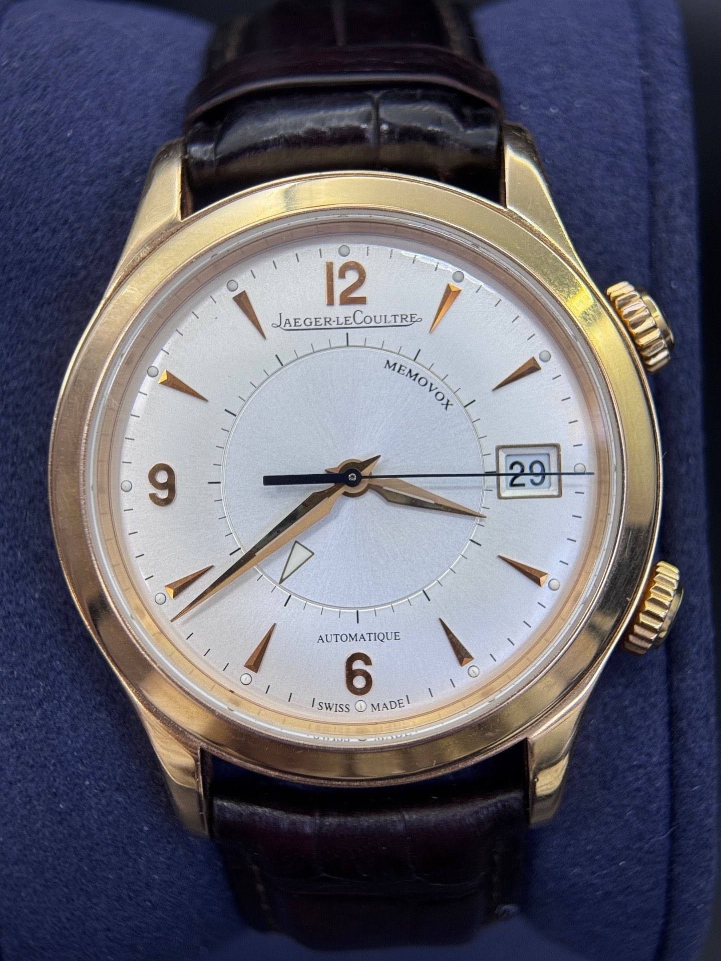 May be an image of wrist watch and text that says '12 JAEGER-LECOULTRE JAEGER-L ECOULTRE O Y MEN MEMOVOX แฟิวาง 9 2្ O O 1O AUTOMATIQUE 6 SWISS 1 MADE! © ULIDON כחתו'
