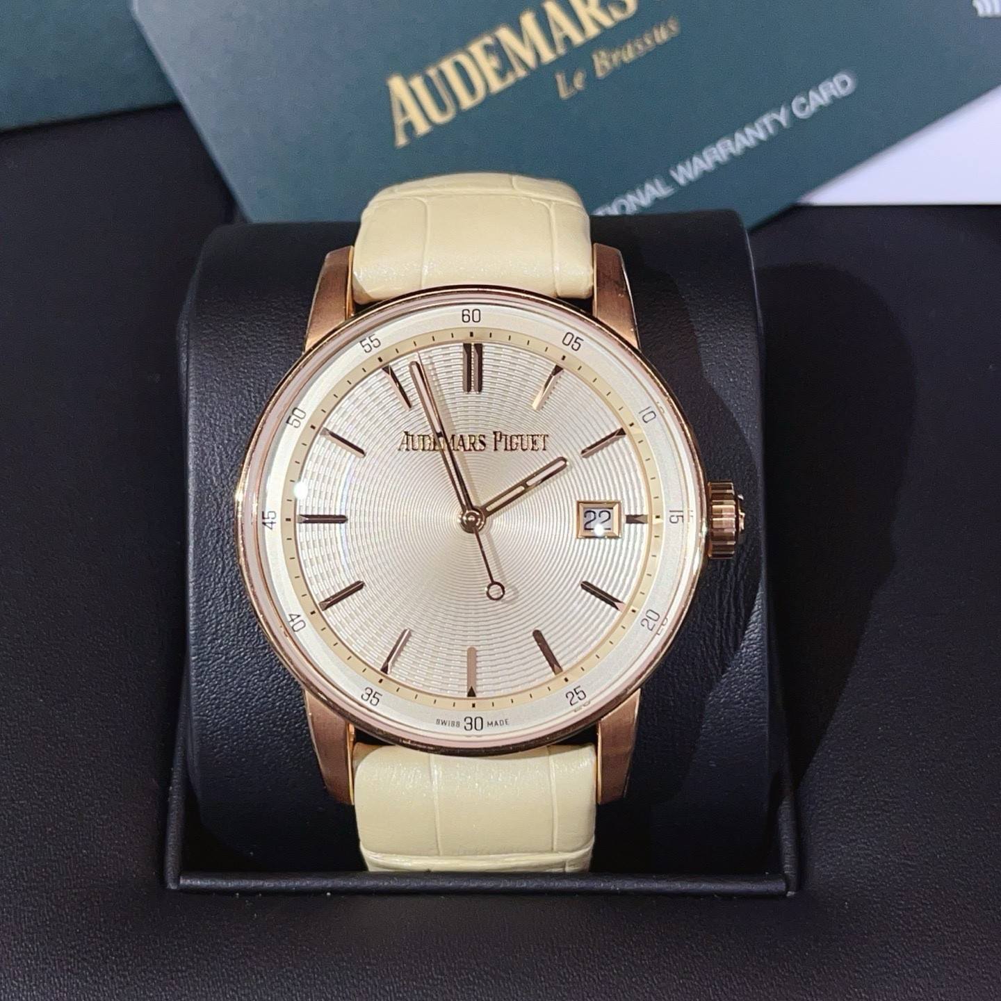 May be an image of wrist watch and text that says 'AUDEMAK AUDEMA Le Brasstes CARD WARRANTY WARRANTY RONAL ALTALARSPIGUET ALTAIARS PIGUET 10 45 22 i5 ጥ 5 40 20 CU 35 BASH 90 MOI…