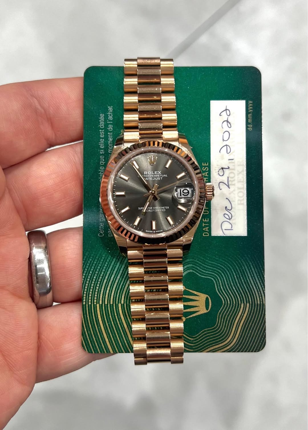 May be an image of wrist watch and text that says 'datée l'acha est C ប de ent elle lahlequesielleestdatée el e que alable I ROLEX LE ATEJU ATEJUST RPERFCTUA 19 ১০મ১ mm. d.mm.yvy…