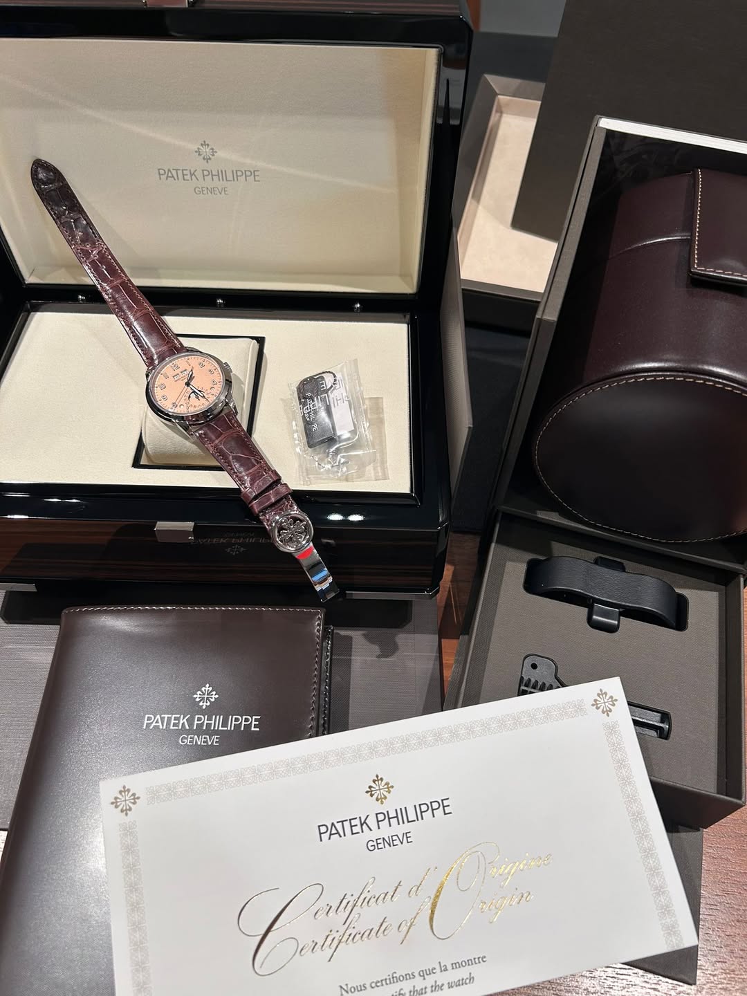 May be an image of wrist watch and text that says 'PATEKPHILIPPE PATEK PHILIPPE GENEVE PATEK PATEKPHILIPPE PHILIPPE GENEVE PATEK 25 PHILIPPE GENEVE Catifiny certihons que montre…