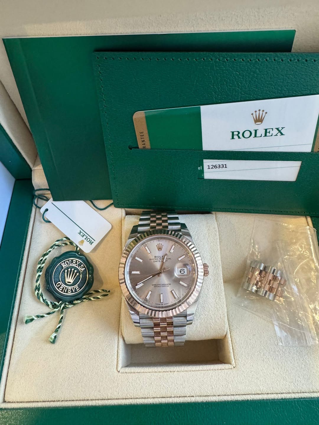 May be an image of wrist watch and text that says 'ROLEX 비126331 el 126331 X3ToH ও४ X3 ROLRX S SIPPE I INA iLA GEIVEVE ١ E 6 വ'
