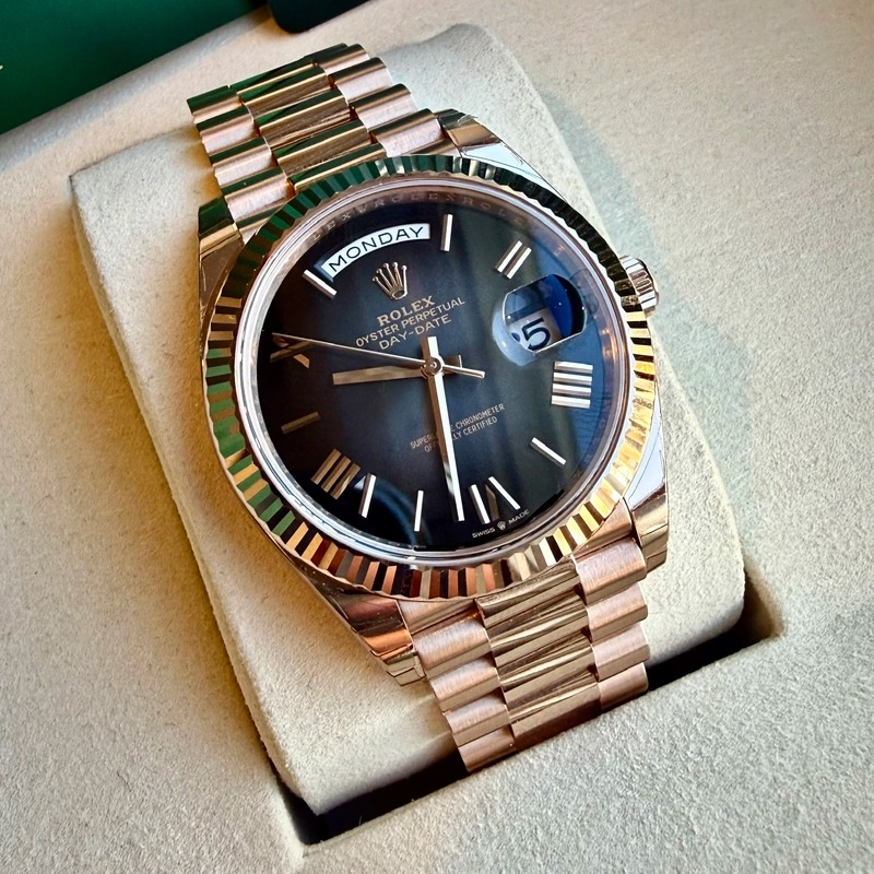 May be an image of wrist watch and text that says 'Il M MONDAY W ROLE ROLEX. ADATE ERPETUAI YSTER STERPERPE LEX RO ODOSTUA EX UAL DERPET PERPET OY DA DA a DA I 6 E CHRONONETE…