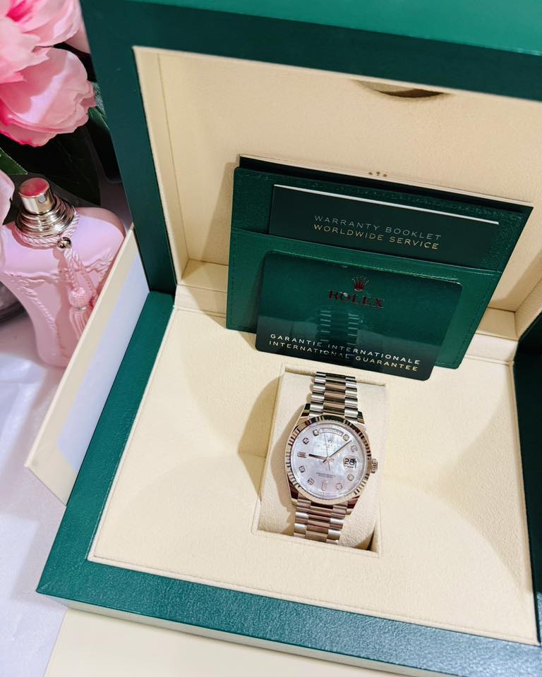May be an image of wrist watch, fragrance and text that says 'GARANTI RNATIONALE R un 0 28 0 1 O 7'