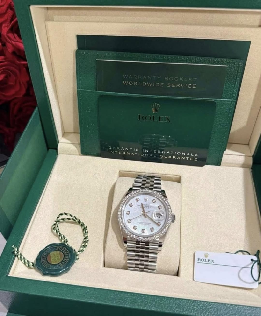 May be an image of wrist watch and text that says 'ANTIE IN INTERNATIC RANTIEINTERNATIONALE N RNATIONALE GUARANTEE אלן 3 A G ن 광의 လဖ វា 0 2 5 月 2 S ROLEX'