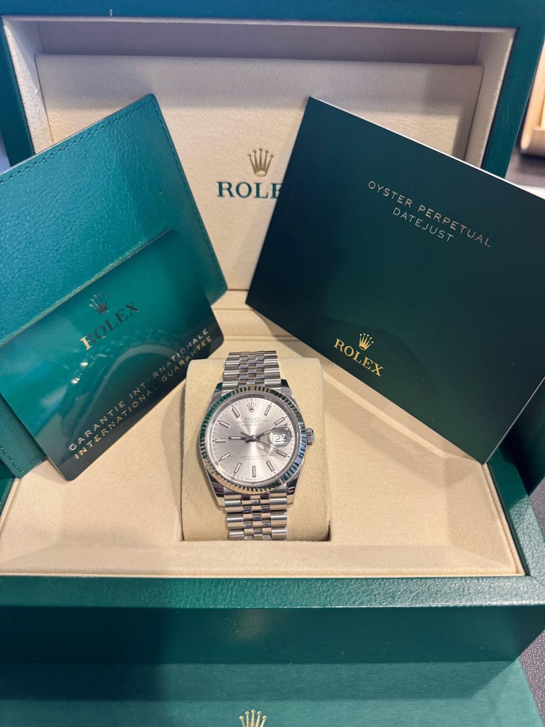 May be an image of wrist watch and text that says 'W ROLE OYSTER DATEJUST EJUST PERPET ROLEX 選出 2 23 GARANT INTERNATI I ل 3'