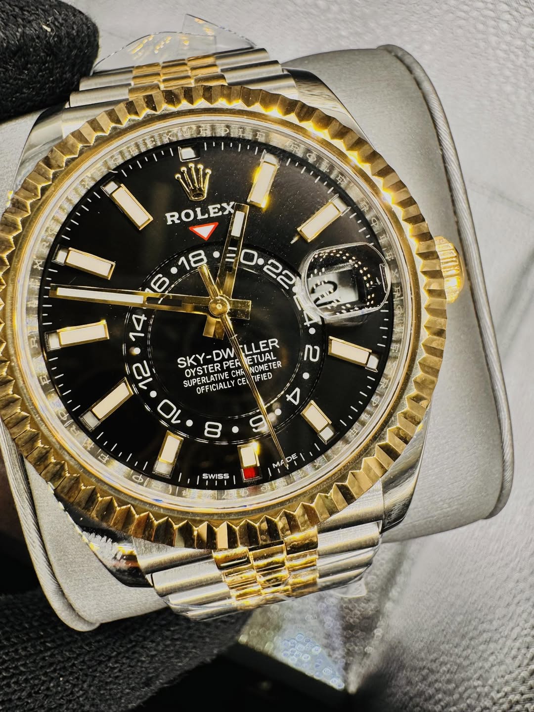 May be an image of wrist watch and text that says 'F ROLEX 18 O SKY-DW SKY OYSTER PER ETUAL TLLER ER ح CHK NOMETER TER SUPER SUPERLATIV OFFICIALLY CE TIFIED نند ロレ SESI P0000 ល…