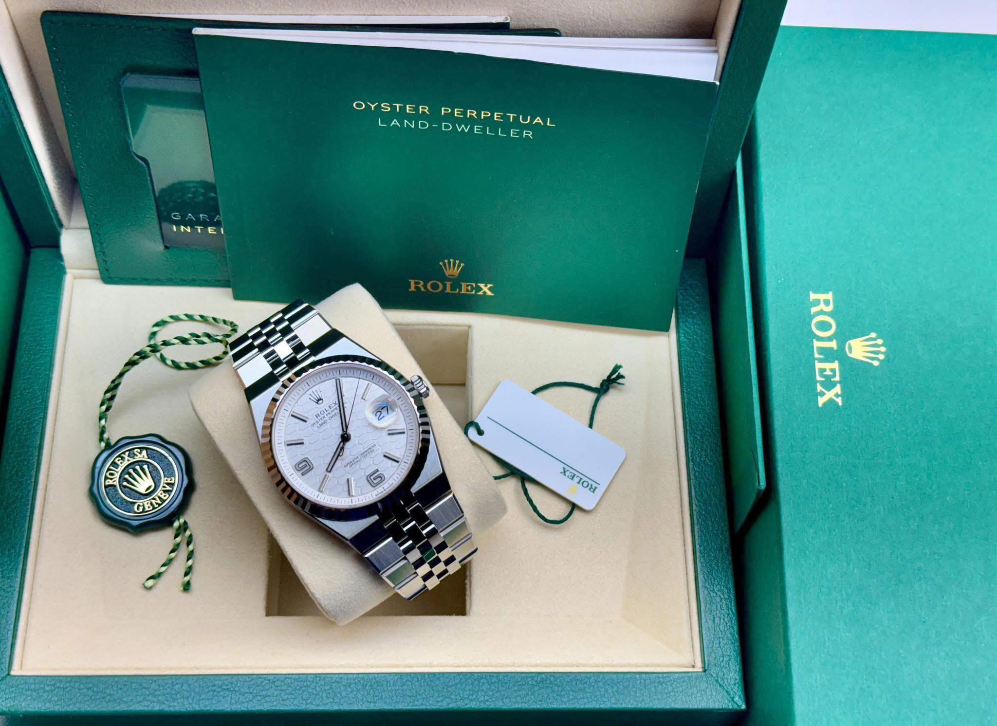 May be an image of wrist watch and text that says 'OYSTER OYSTERPERPETUAL LAND- LAND-DWELLER PERPETUAL DWELLER INTEI W LEX V OLEX L ထ JII 2 ROLEX® W 日 BNBY G S 11 ROLEX ישן…