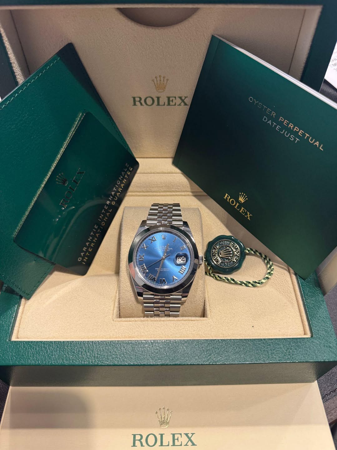 May be an image of wrist watch and text that says 'W ROLEX ATEJUST PERPETUAL TUAL ROLEX EX ROL Mi XI 4 24 ሸ/ቤ EIE ROLEX'