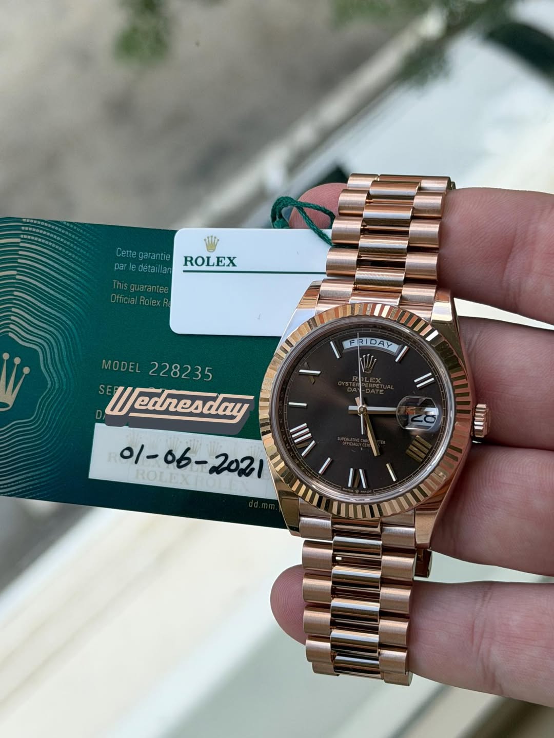 May be an image of wrist watch and text that says 'peegarantieROLEX par Cette galante garantie ROLEX paredetailian detaillan Thisguarantee uarantee OfficialRolexR FRIDAY ー MODEL…