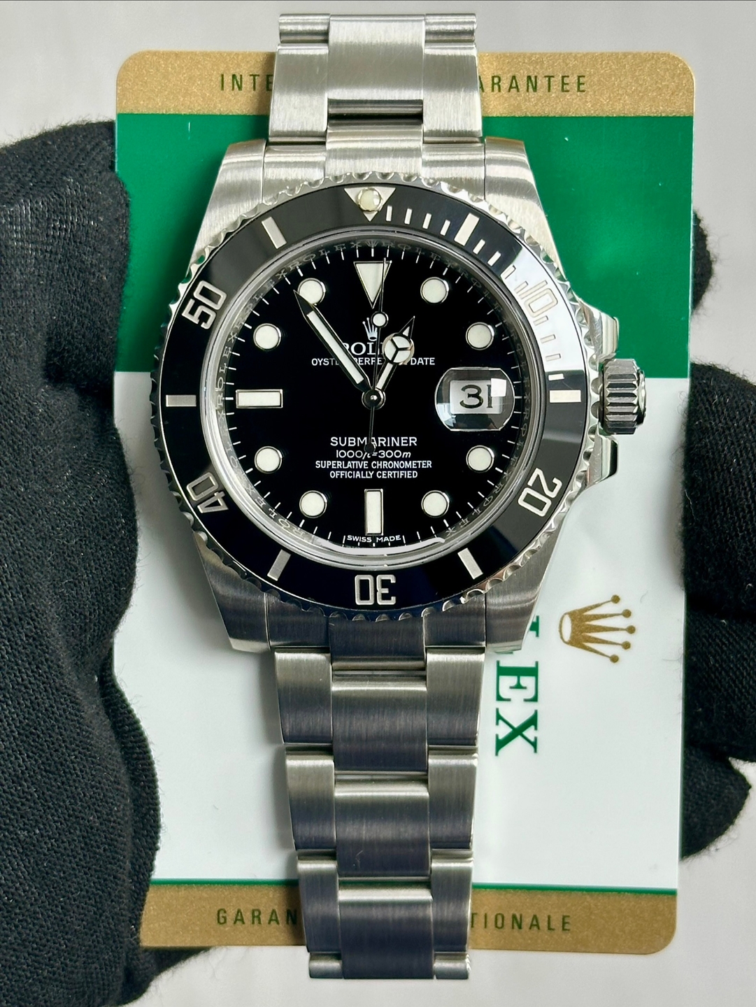 May be an image of wrist watch and text that says 'INT RANTEE 50 OYST OI ERFE FE 7 DATE 0 31 SUBMARINER GOOH- EOOm =300m SUBM SUBMARINER FRINER י/0ס SUP ERLATIVE CHRONONE…