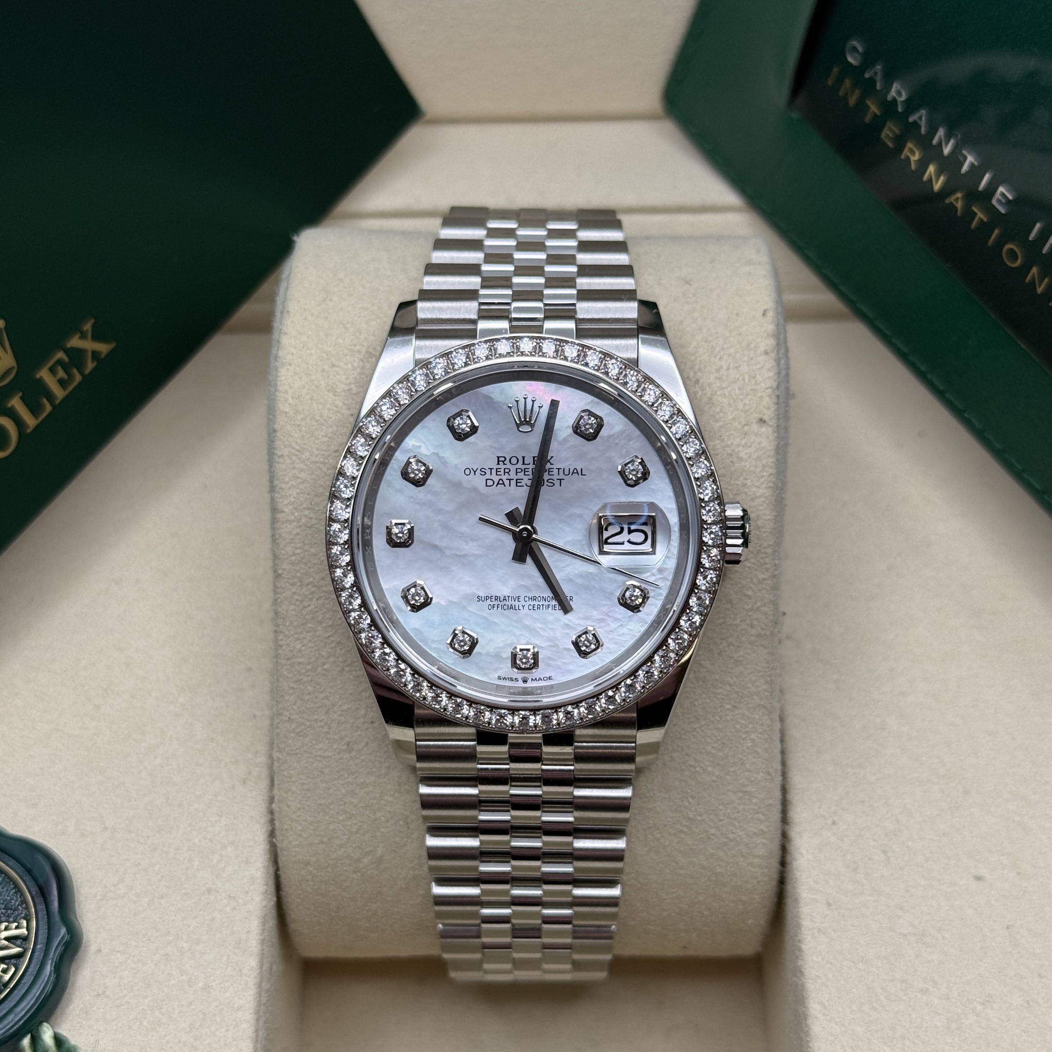 May be an image of wrist watch and text that says '山 BYST DYSTE ROL PEL Ευαι TE DATE E 樹 愛 $ CA က m 25 G ज 焼'