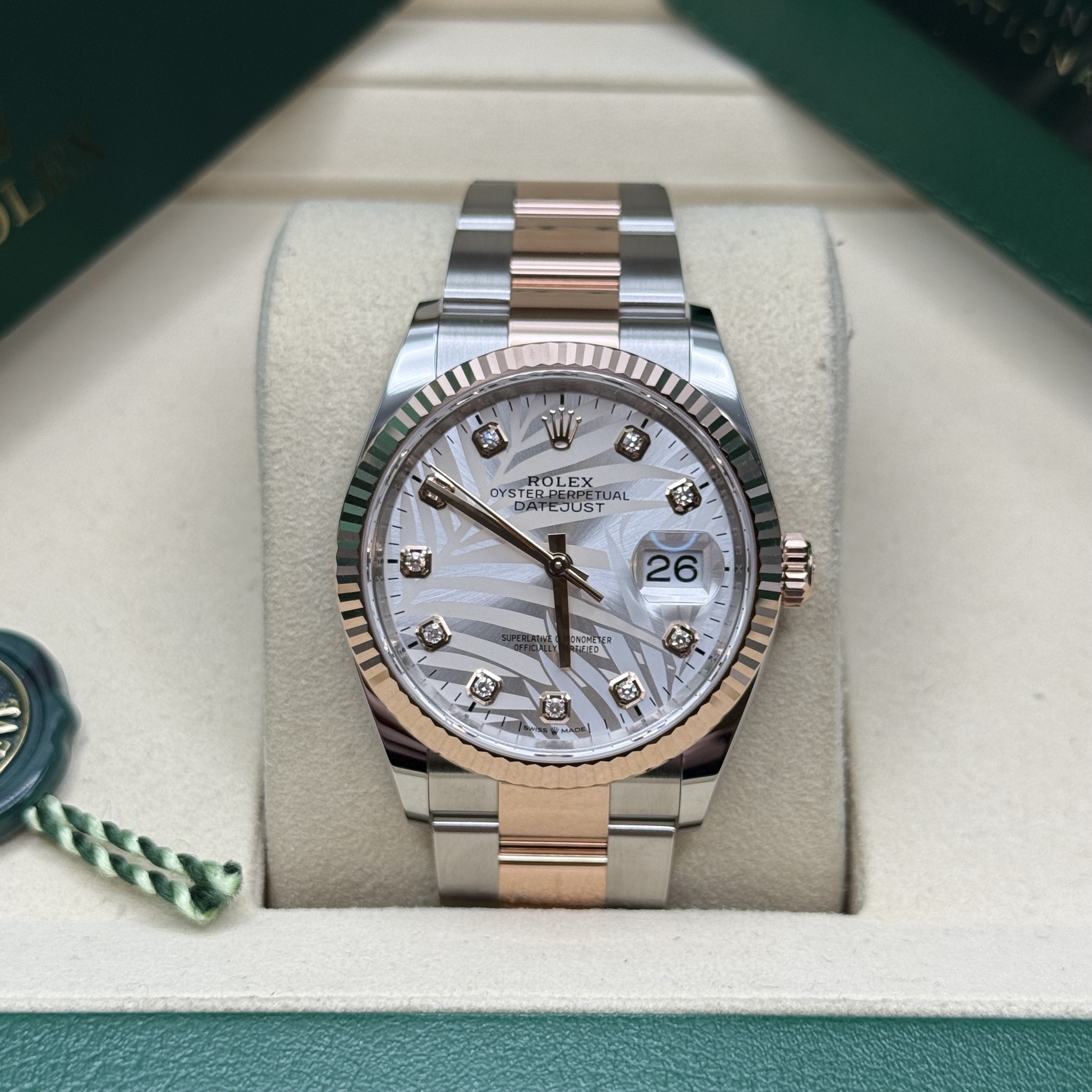 May be an image of wrist watch and text that says 'SI 网 OYSTEBOLEX 本 EΧ ROLEX OYSTERPERPETI LEX DATEJUST USTun US ATE JU B O'