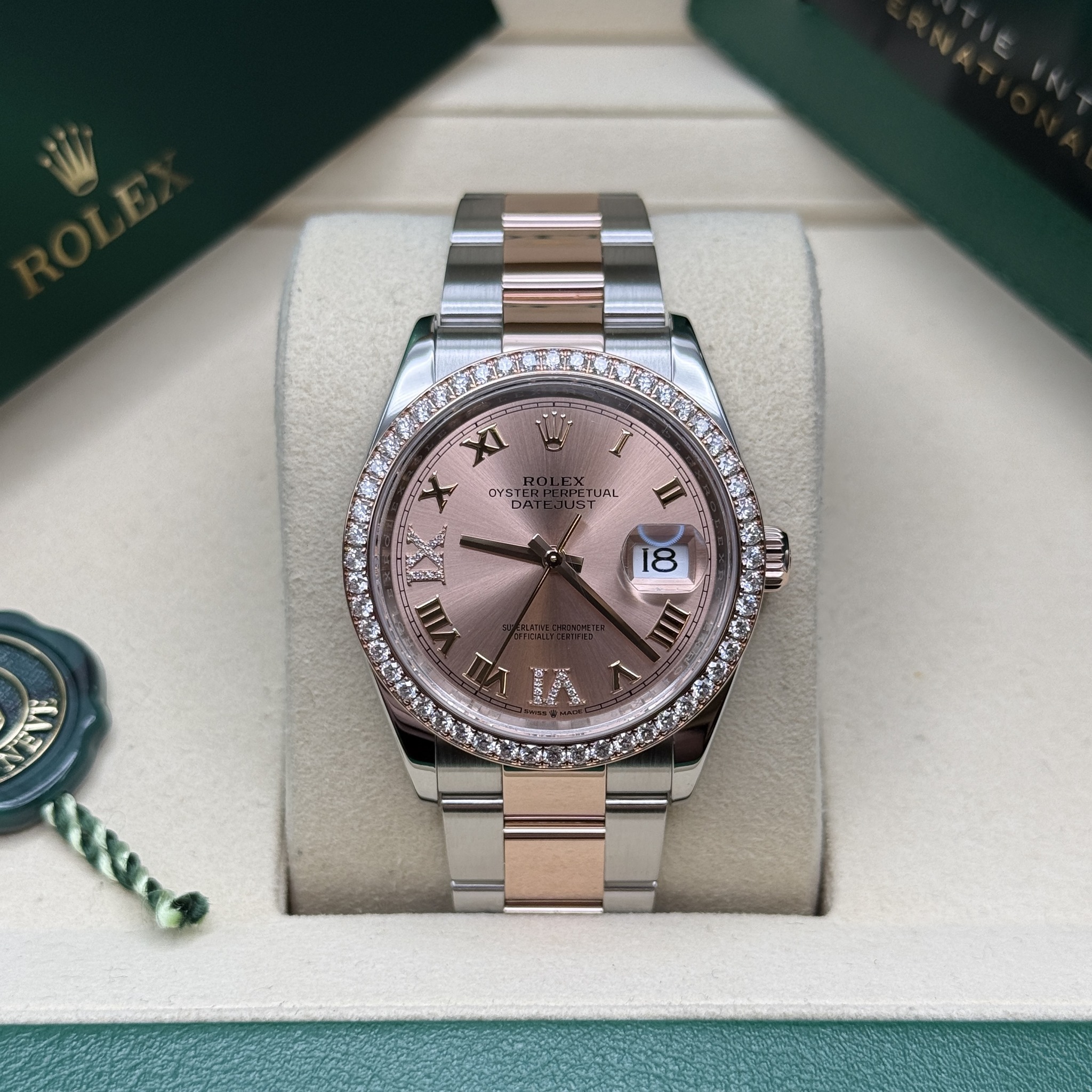May be an image of wrist watch and text that says 'रो DYSIE TURL II E 18 II በጣይ لم பஜ் ゆ店 לסורם'