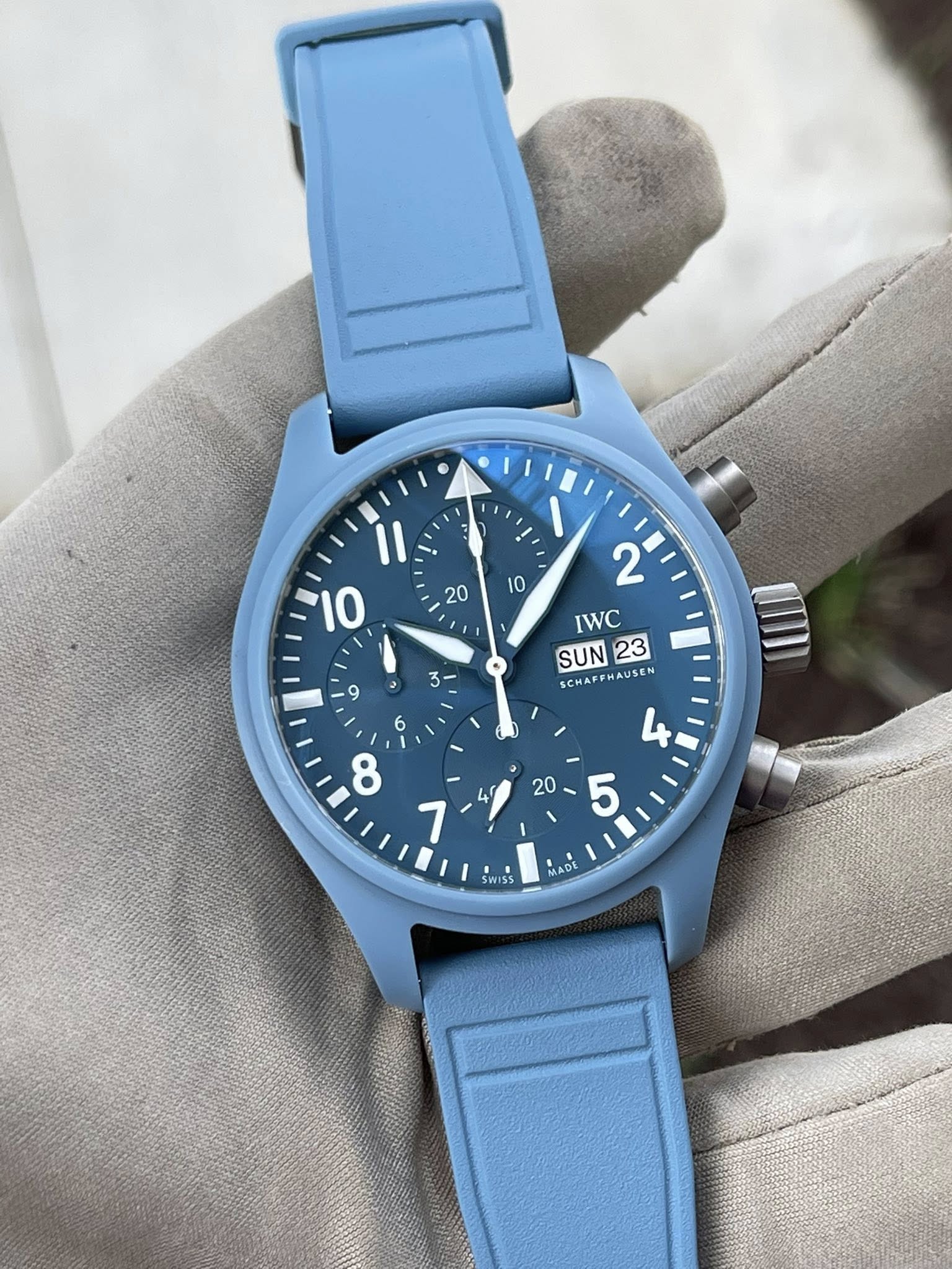 May be an image of wrist watch and text that says '20 10 10 / 3- 9 佟 2 IWC SUN SUN23 23 CHAFPHAUSEN SCHARE MADE'