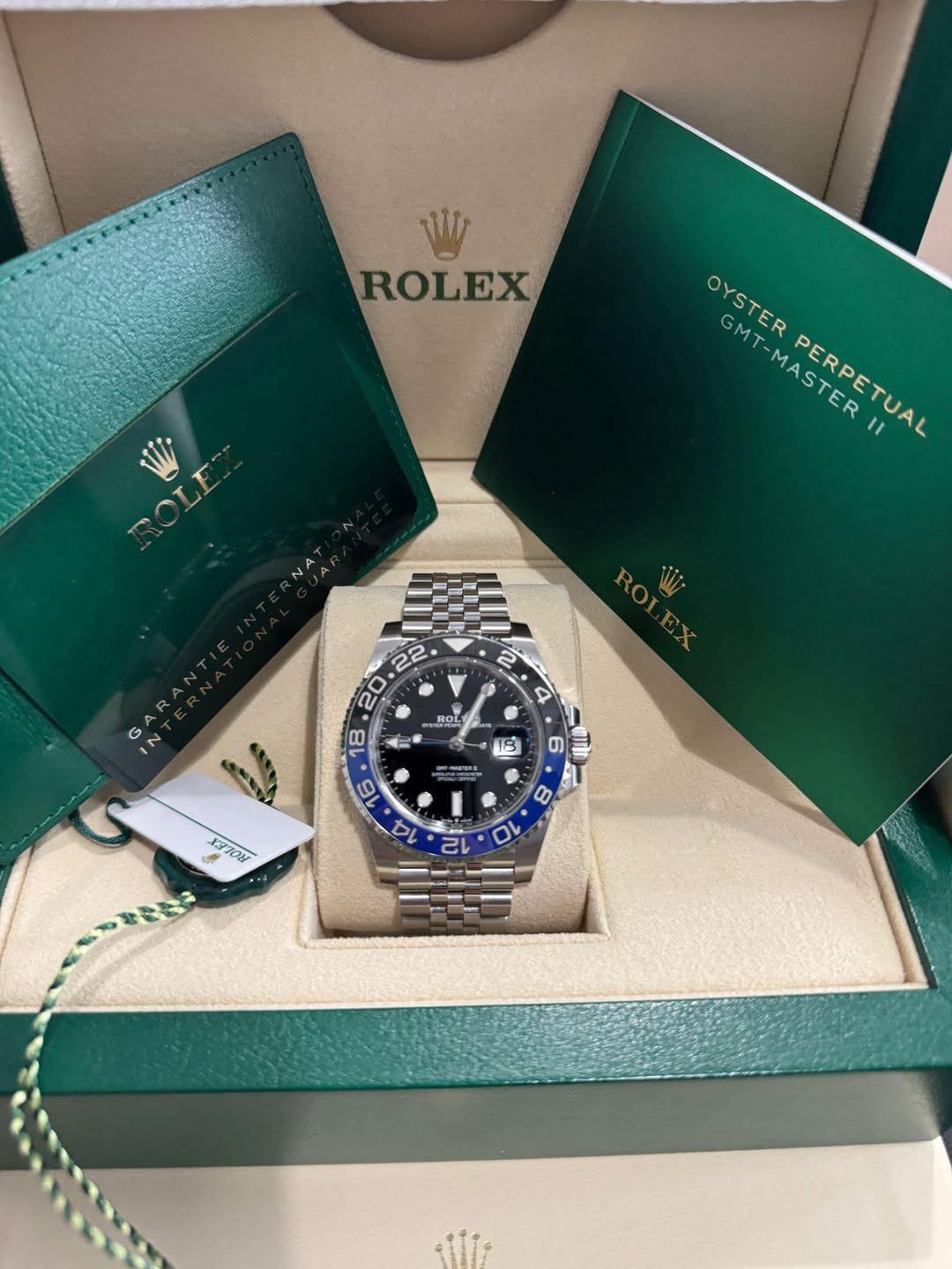 May be an image of wrist watch and text that says 'ROLEX OYSTER GMT-MASTERII OYSTERPERPETUAL G GMT- ASTER PEEIUNL PERPETUAL ROT G N RO ol 18 SMOEE 6 1 WITH Z23 '