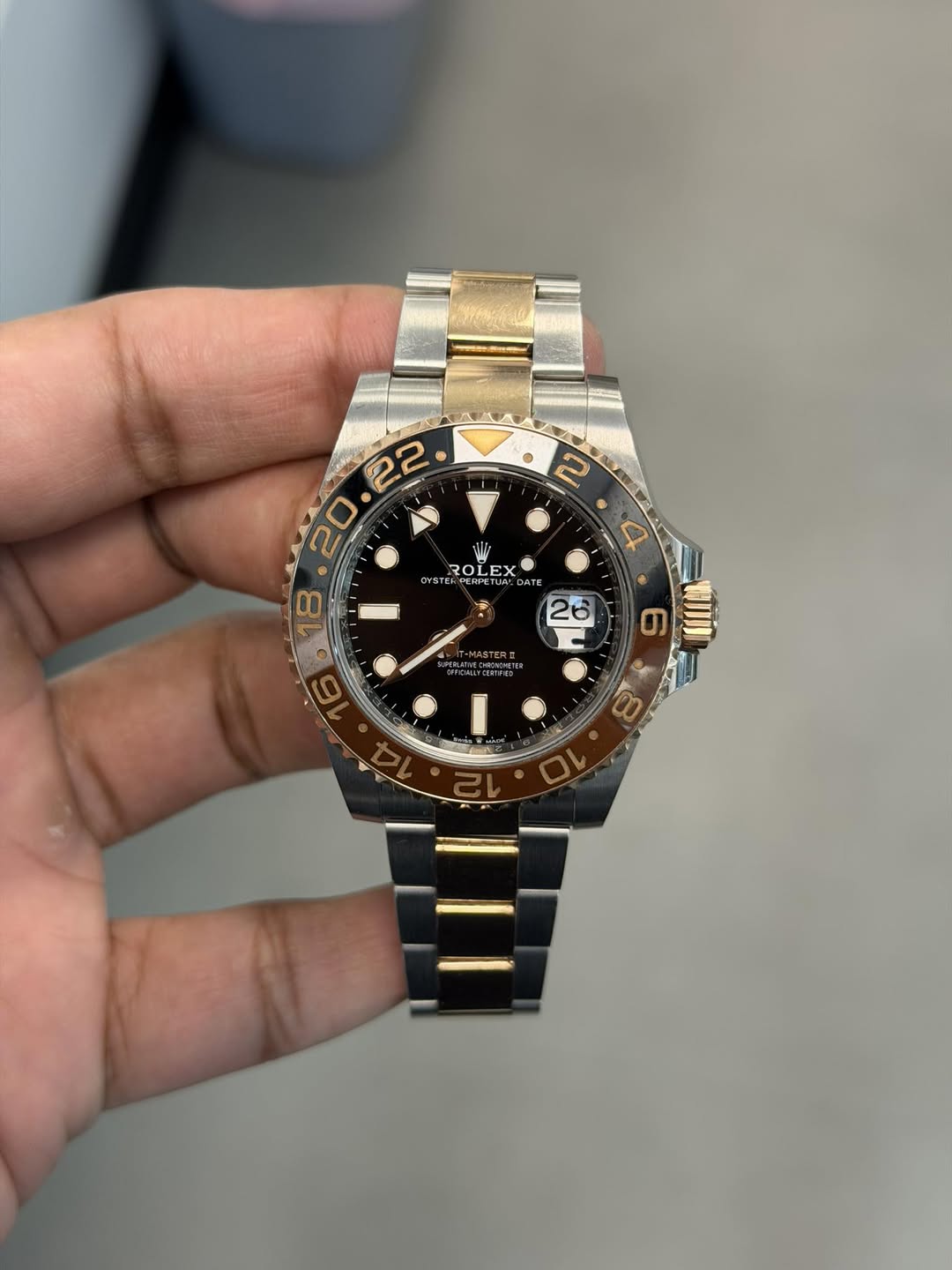 May be an image of wrist watch and text that says 'Sa JN ROLEX E 20 ATE 26 4 بني 6 1 8 10'