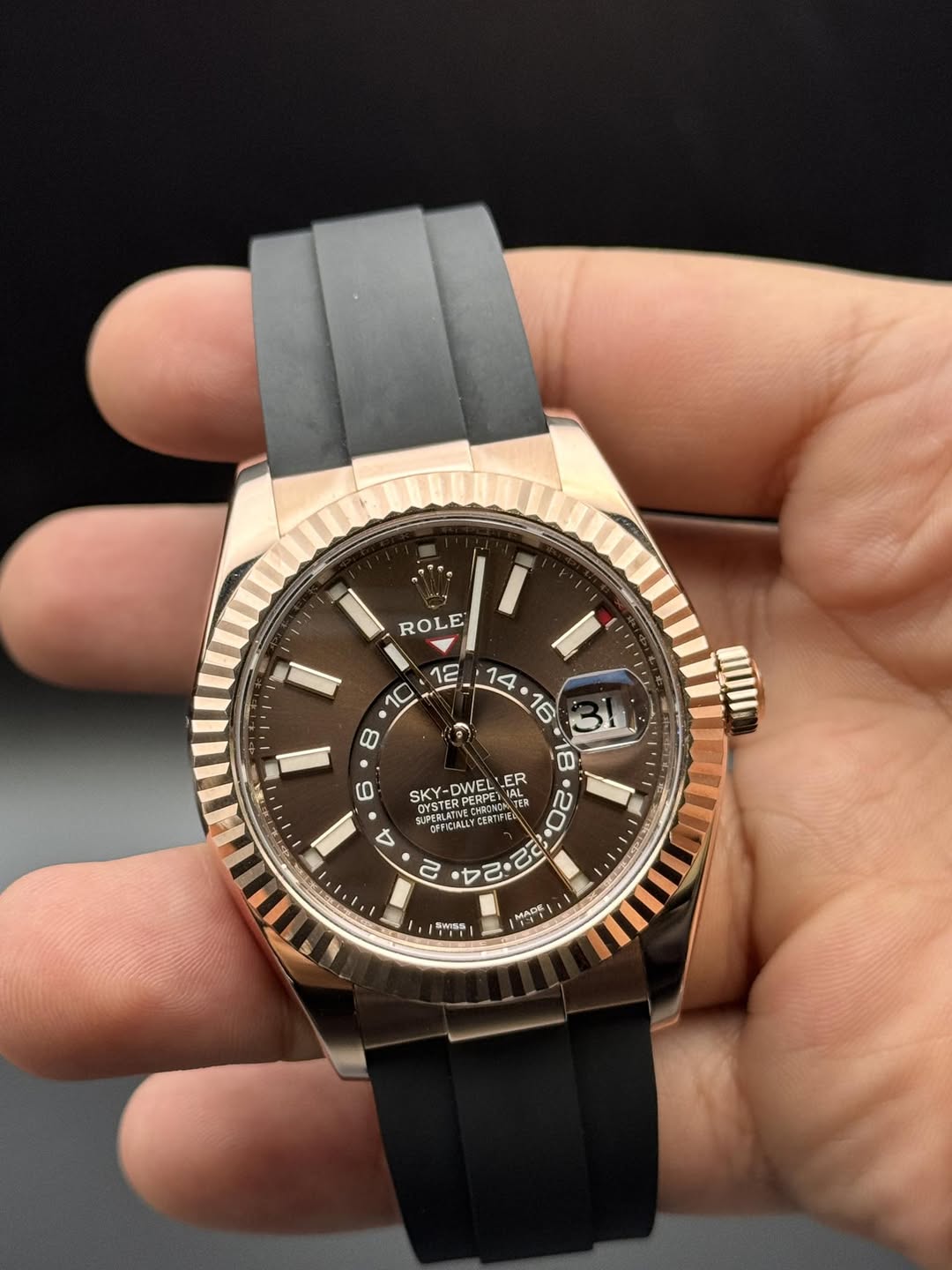 May be an image of wrist watch and text that says 'ROLE Il 12 10 8 ๑ I 14 16 ហ 00 6 2 ER SKY- -DWEL DDF OYSTER OYSTER NEEHRRNTA PERPEL KY-DWELLER YCERTAR ce AL TER 4 OEFICIALLY RAI…