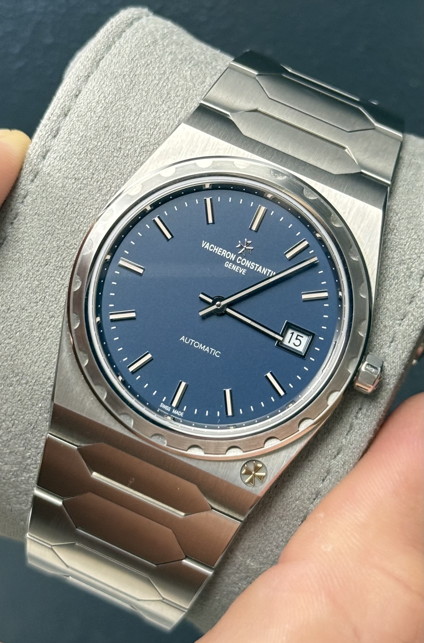 May be an image of wrist watch and text that says 'مهوی ١ VACHERON GENEVE ジ CONSTANTI CONSTANTI AUTOMATIC 15 SAHISS AADS'