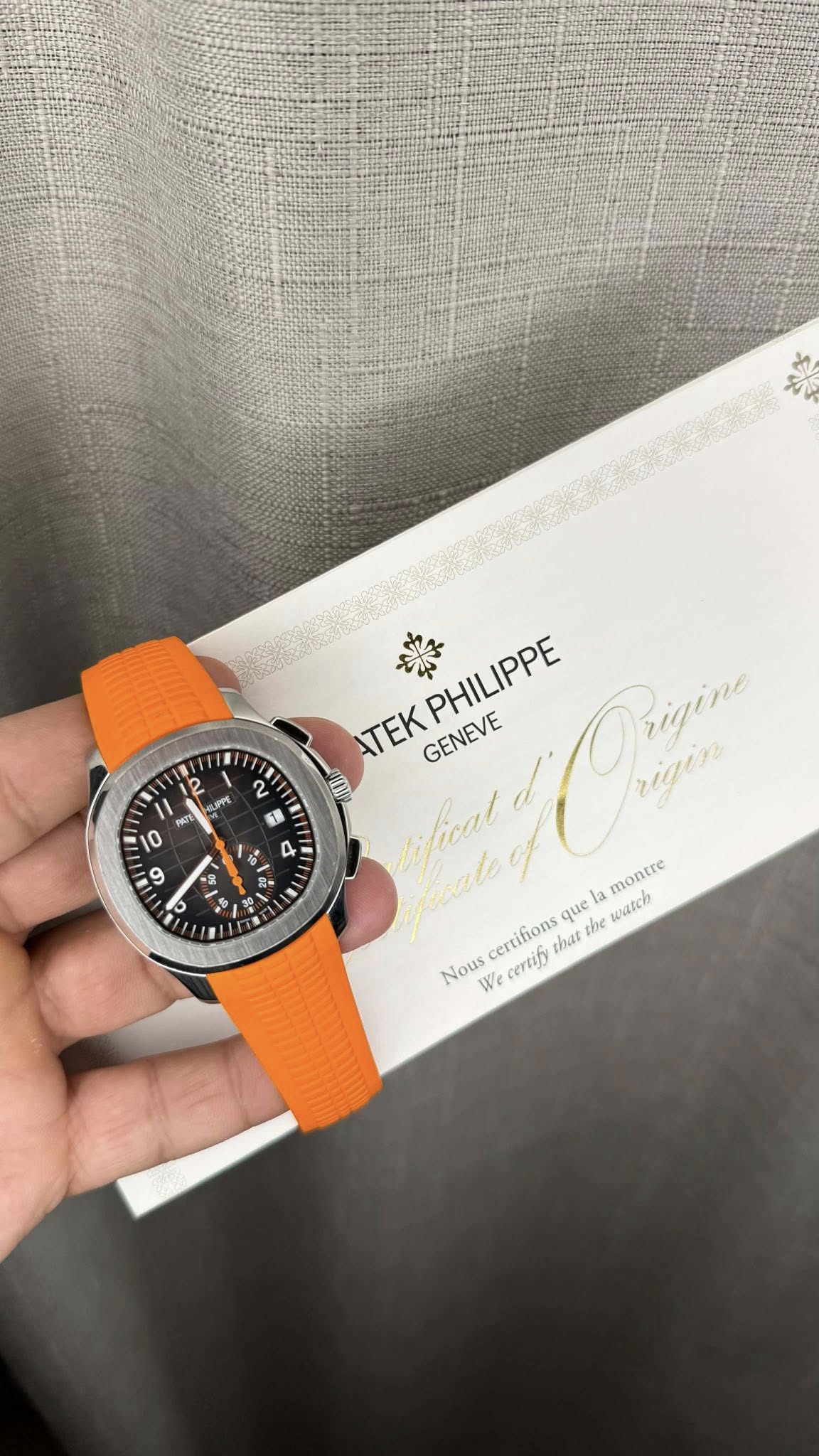 May be an image of wrist watch and text that says '1 2 I ሜዬ し ኑ A - M 1 L 9 楽 ATEK GENEVE PHILIPPE O3Hи II montre cerritions that quel be watch Nous We certity'