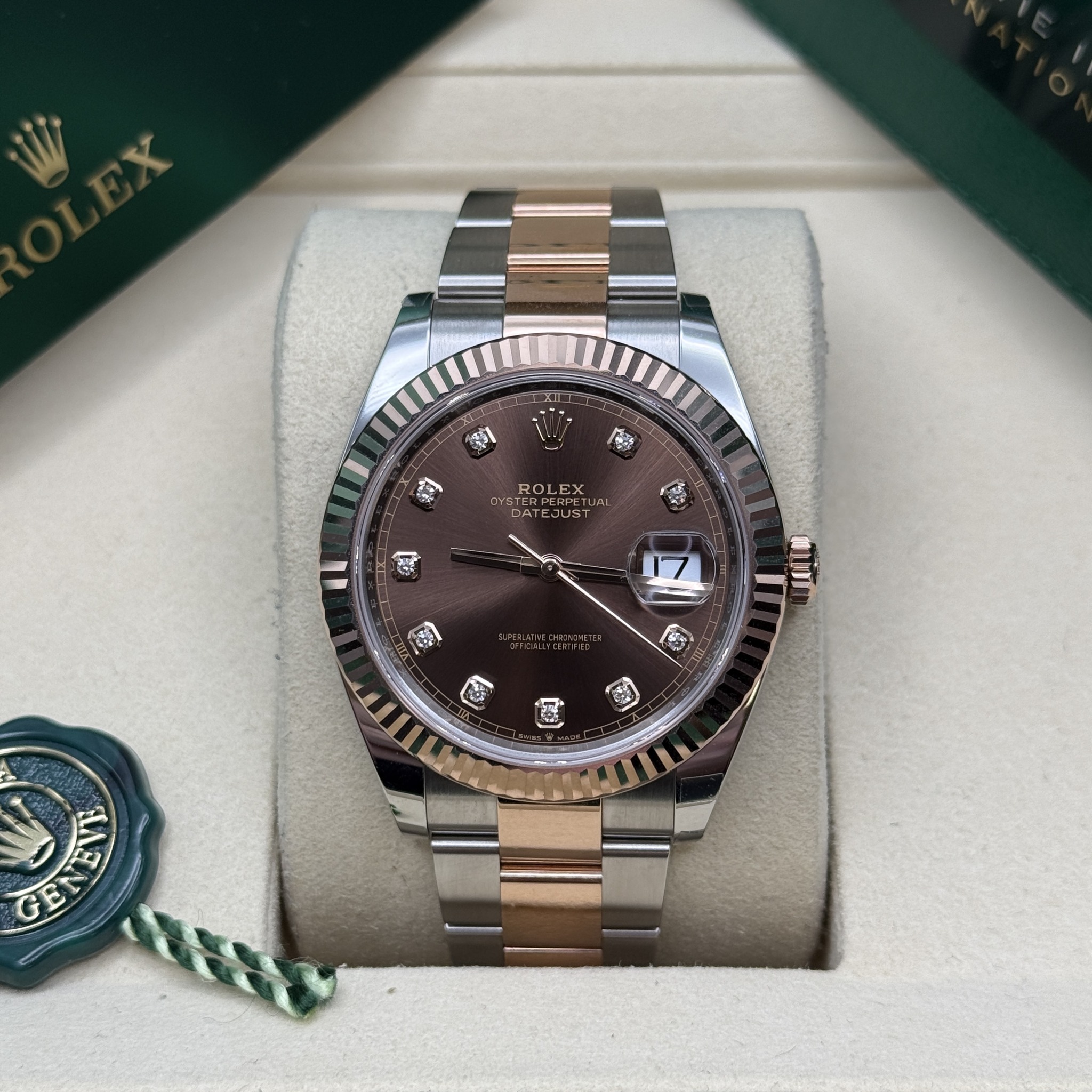 May be an image of wrist watch and text that says '4i1 수전 祭 ROLEX oATr DATEOUST 税 รม ー ንክ C 財'