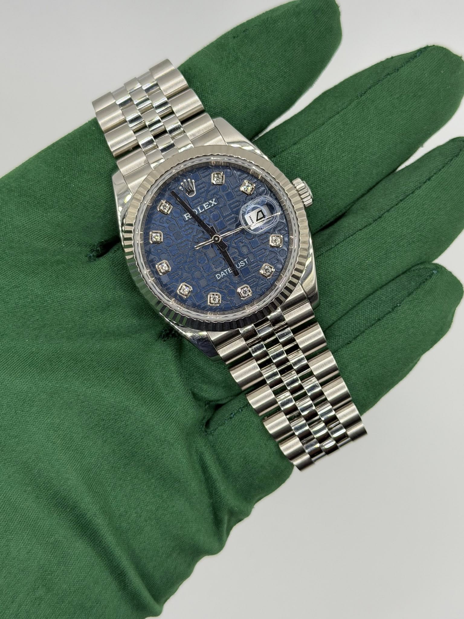 May be an image of wrist watch and text that says 'W 倒 ਨ R LEX فی 4 ይ 3 UST DATE a'
