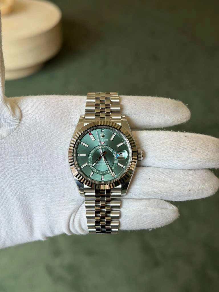 May be an image of wrist watch and text that says 'LEX 佟 14 V G E O N + H LL'