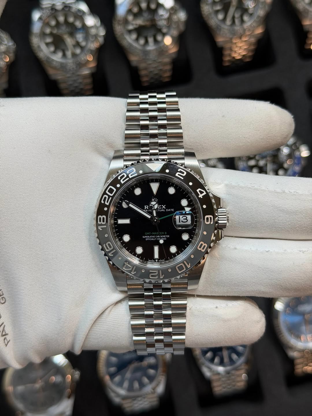 May be an image of wrist watch and text that says 'M . ን EX E 18 13 6 MII 6 0 0 1'