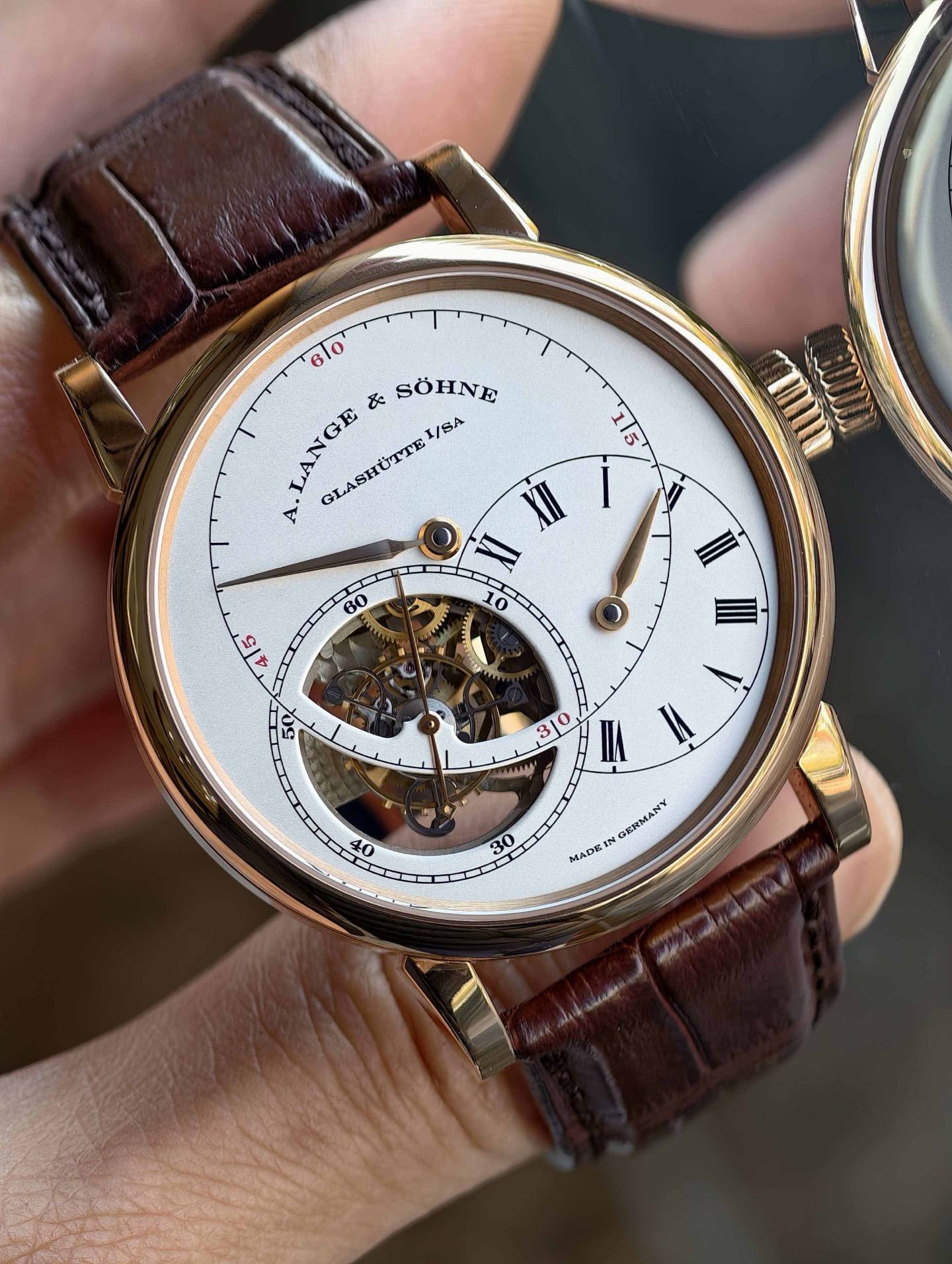 May be an image of wrist watch and text that says '6lo LANGE LANGE ど SOHNE GLASHUTTE/ /SA 1/5 A XII I XI اللنسم III III ن 50 3|9 nA = 40 30 GERMANY cApE'