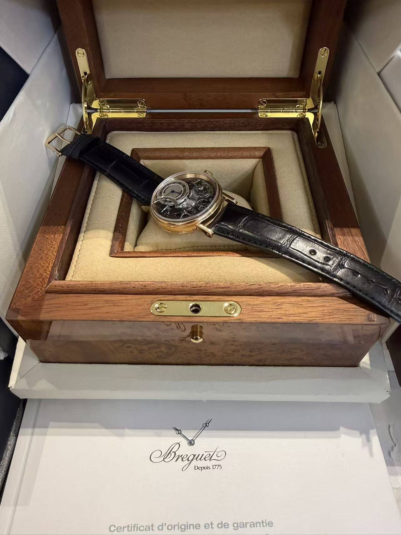 May be an image of wrist watch and text that says 'Bregueto 775 Depuis Certificat d'origine et de garantie'