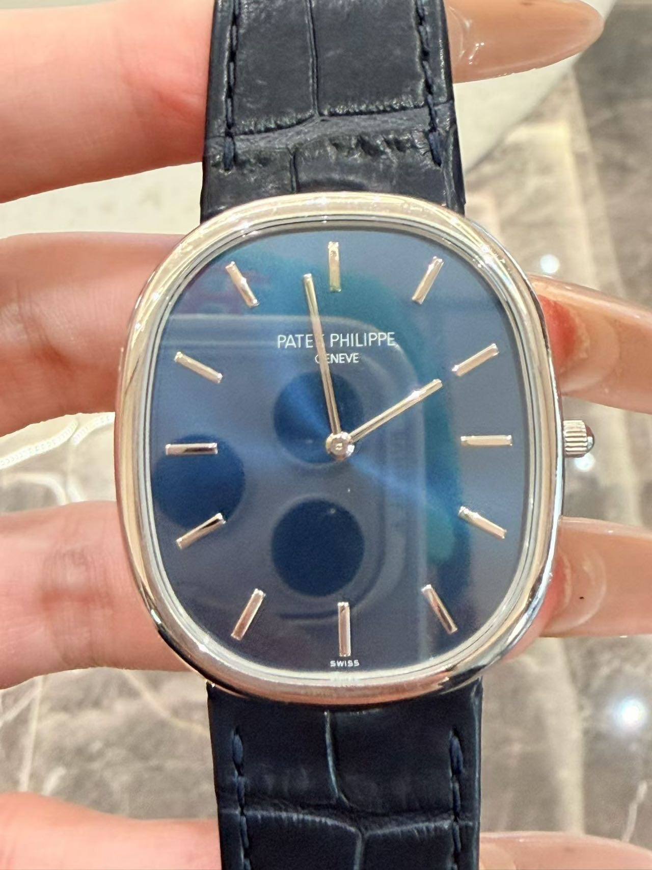 May be an image of wrist watch and text that says 'PATE PHILI PATE PHILIPPE PATEPHILIPPE PPE ENEVE - SWISS'