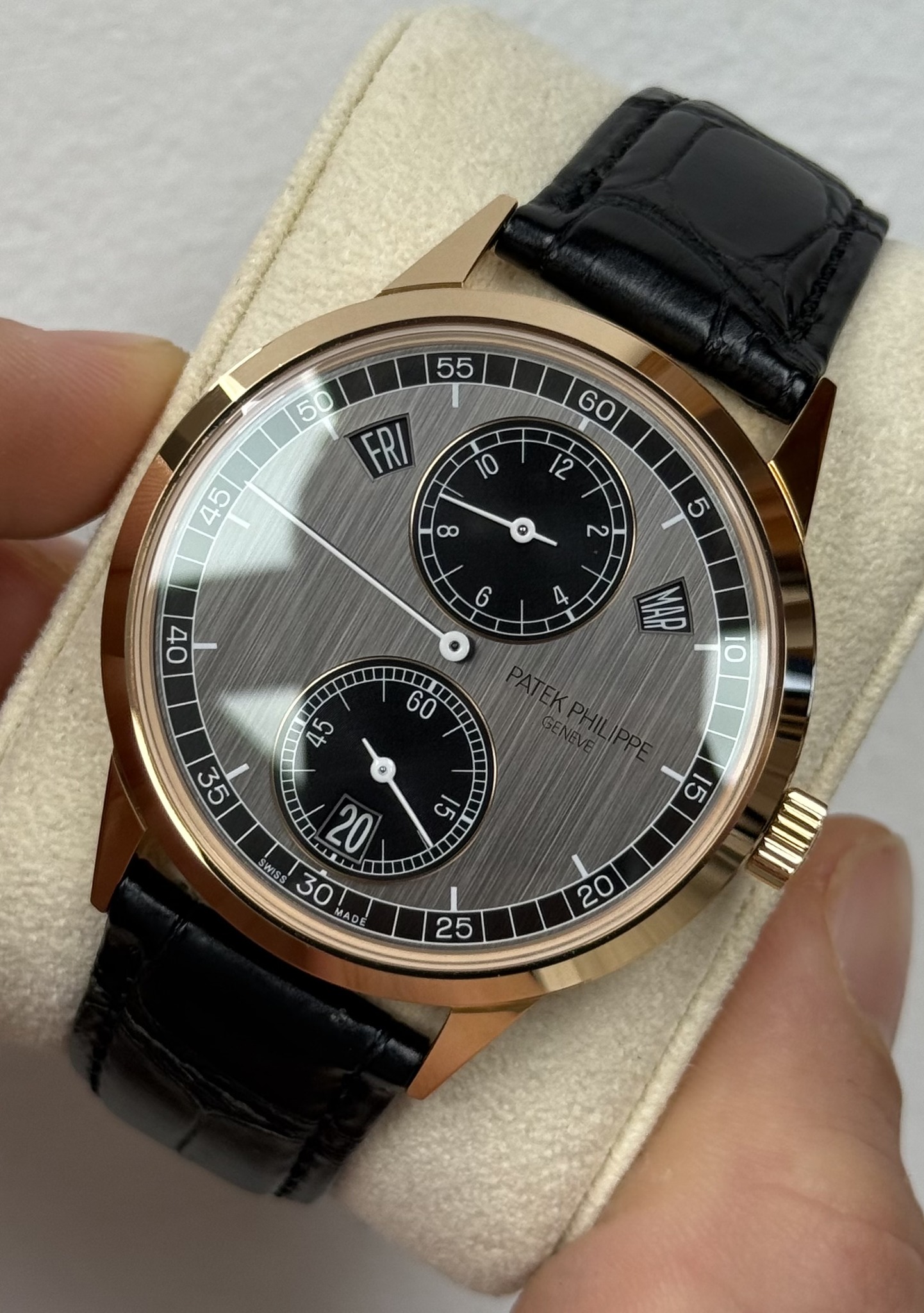 May be an image of wrist watch and text that says '55 50 FRI ထ ® NAR IIII ٤ 5 0 20 SUN SUN 00 AO SI 20 25 ပာ'