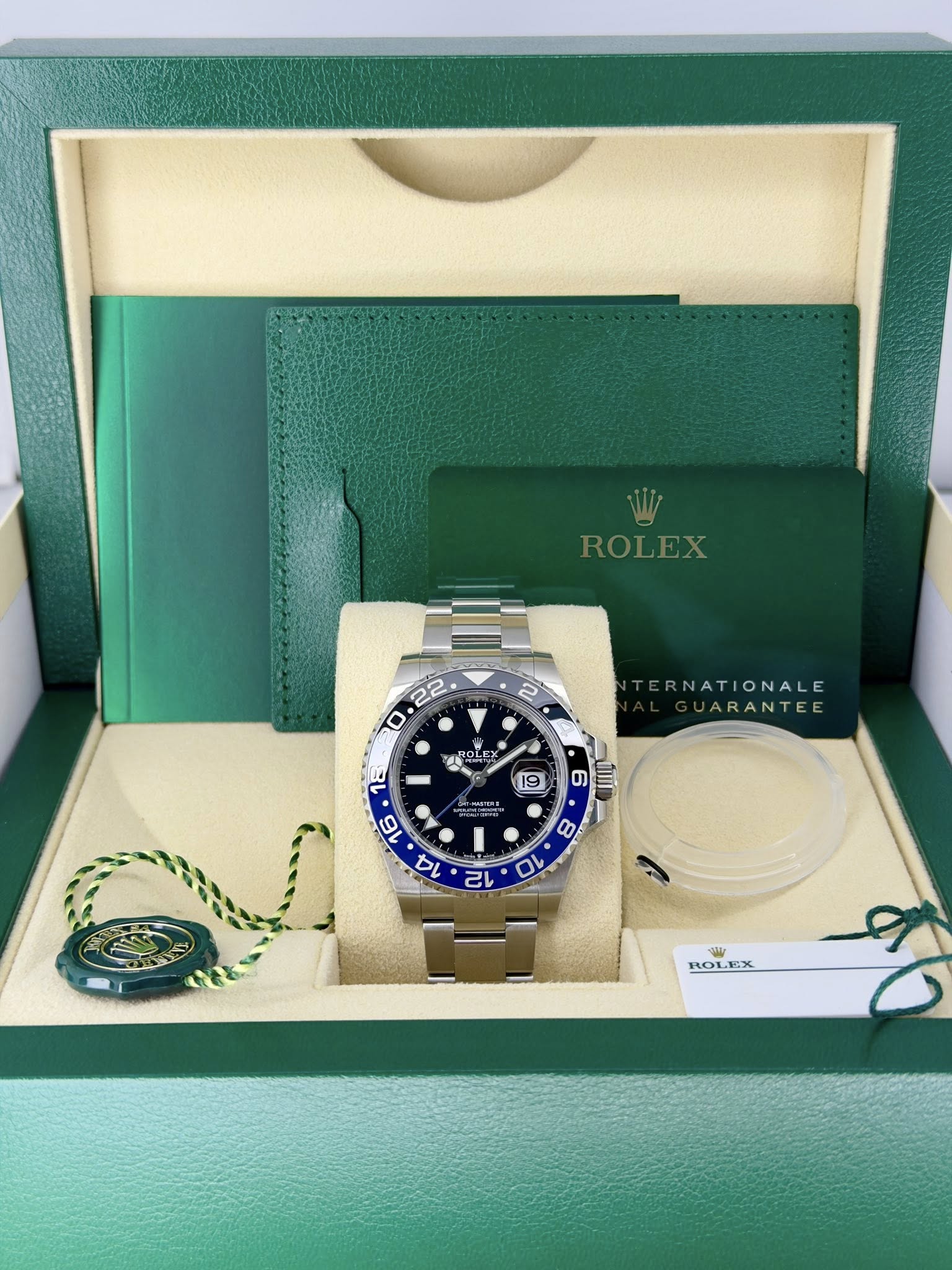 May be an image of wrist watch and text that says 'ROLEX 22 0 2 春 7 ROLEX OLEy و TERNATIONALE JARANTEE 19 9 6 5 방 ghtr ROLEX RO ROL'