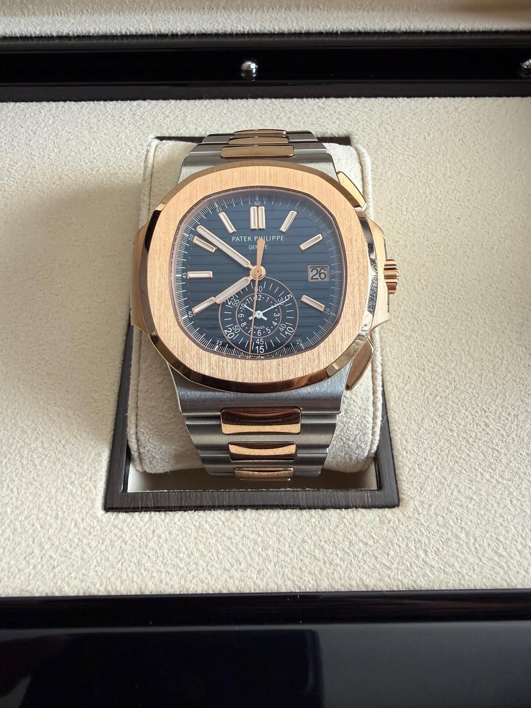 May be an image of wrist watch and text that says '50 ុប PATEK ILIPPE PPE GED ن 26 12 12 vậ? ទ : 000 ንዓ 201 S'
