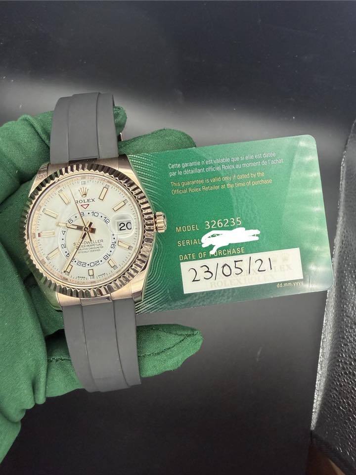 May be an image of wrist watch and text that says 'ROLEX Cette garantie n'estvalable elle est tdatée détaillanto officiel Rolexau moment Pachat Thisguarantee svalid vahdoni only…