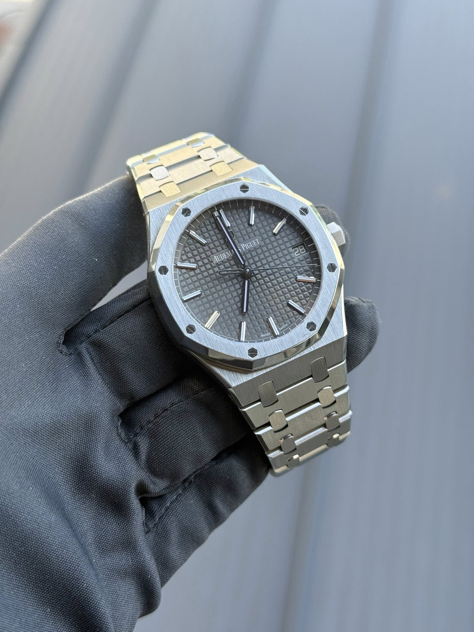 May be an image of wrist watch and text that says 'PIGUEI AUDEM'