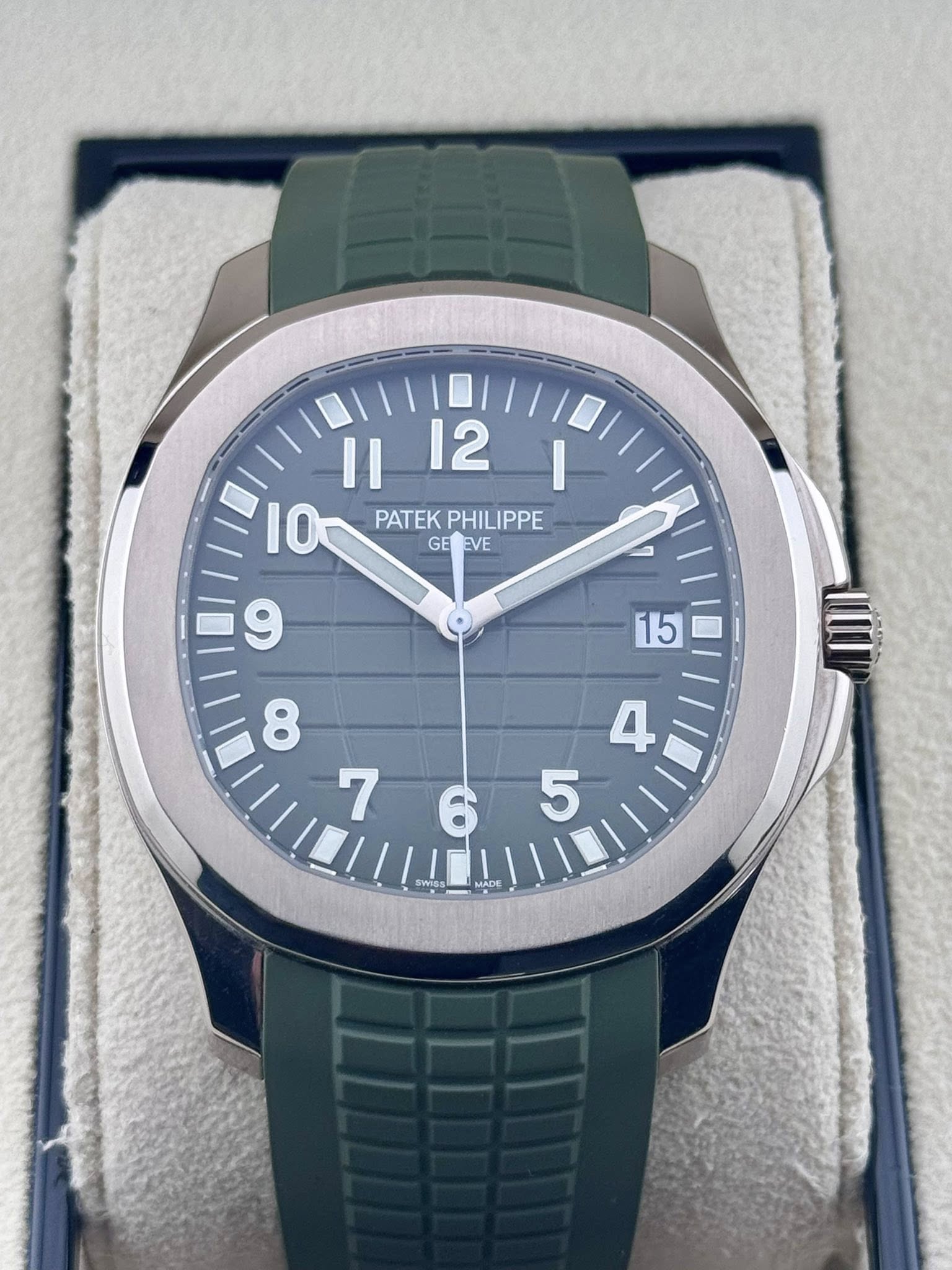 May be an image of wrist watch and text that says 'Ⅱ 12 I 10 PATEK PATEKPHILIPPE PHILIPPE GEEVE GE EVE و '