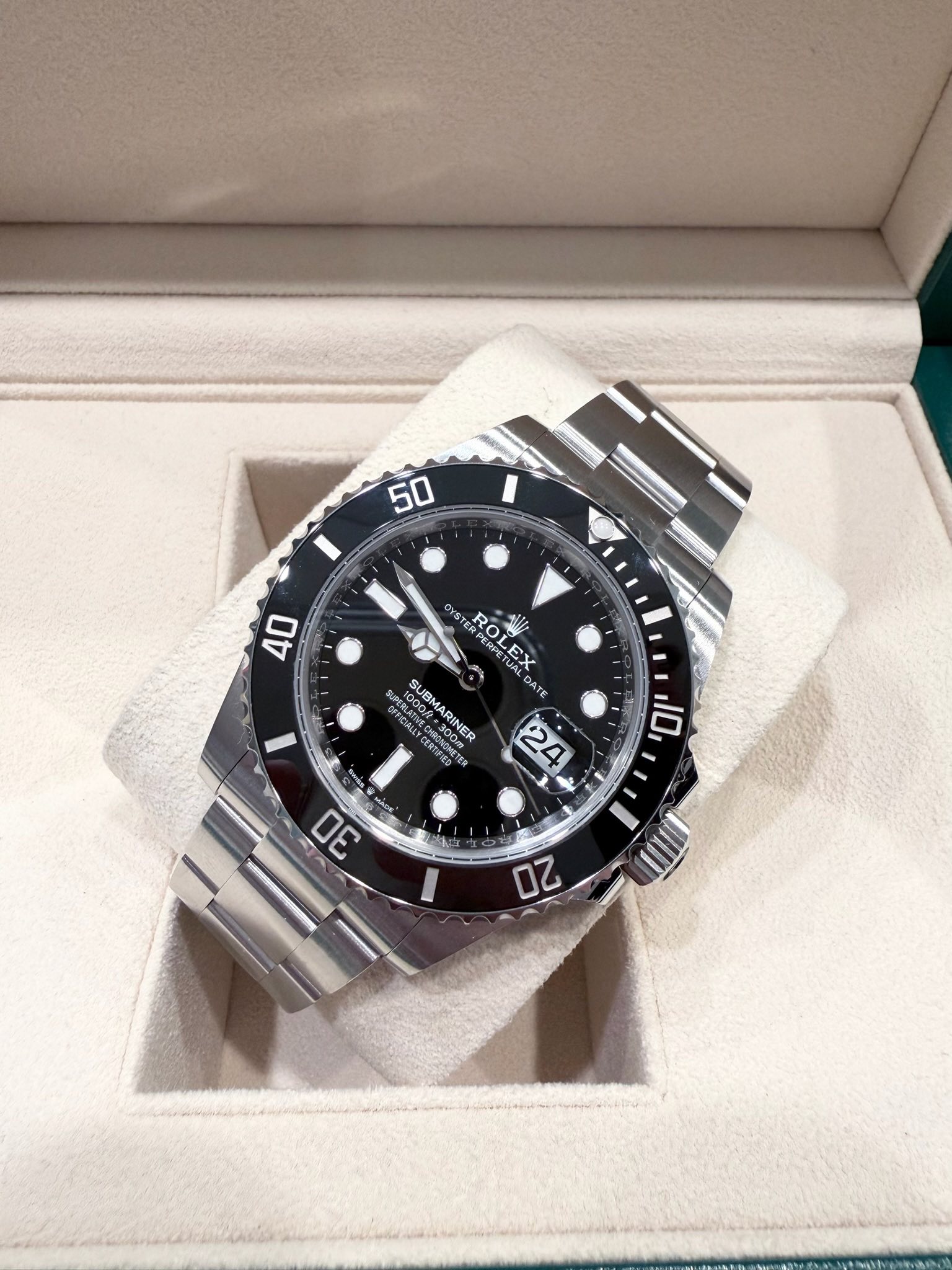May be an image of wrist watch and text that says '50 40 TERPERPE ROLEX PETUAL Σοι ROI ー EX 100 ooA 1000 S SURMARINEO EoeNo DATE UPERLATIVE KRAN pooe 00 Re300 CNER 300m NER '