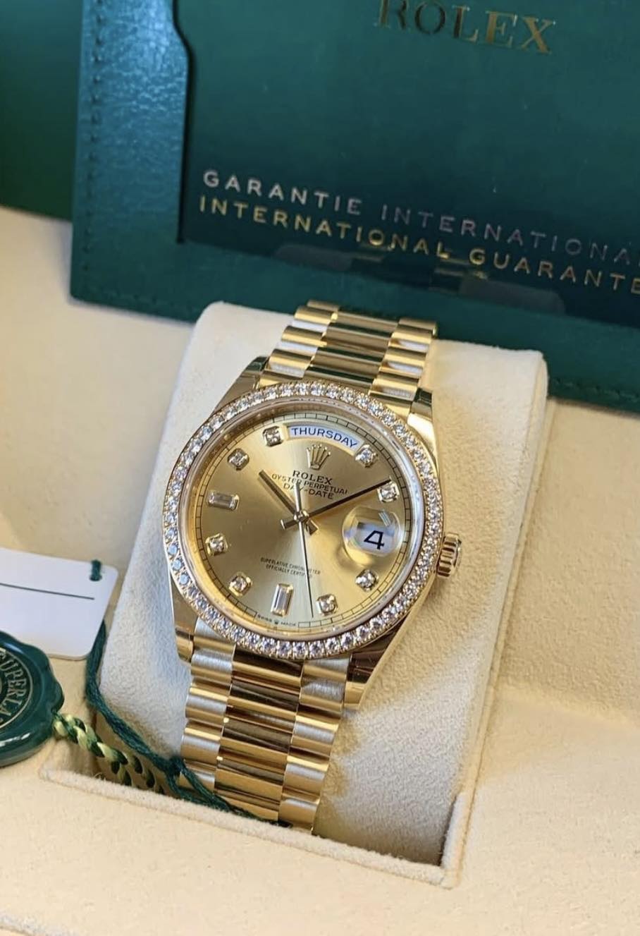 May be an image of wrist watch and text that says 'INTERNA GARANTIE THURSDAY PELLET L 家 F OYS DA OYSTERP ROL 4 亚 e 24 灣 バズ g 0'