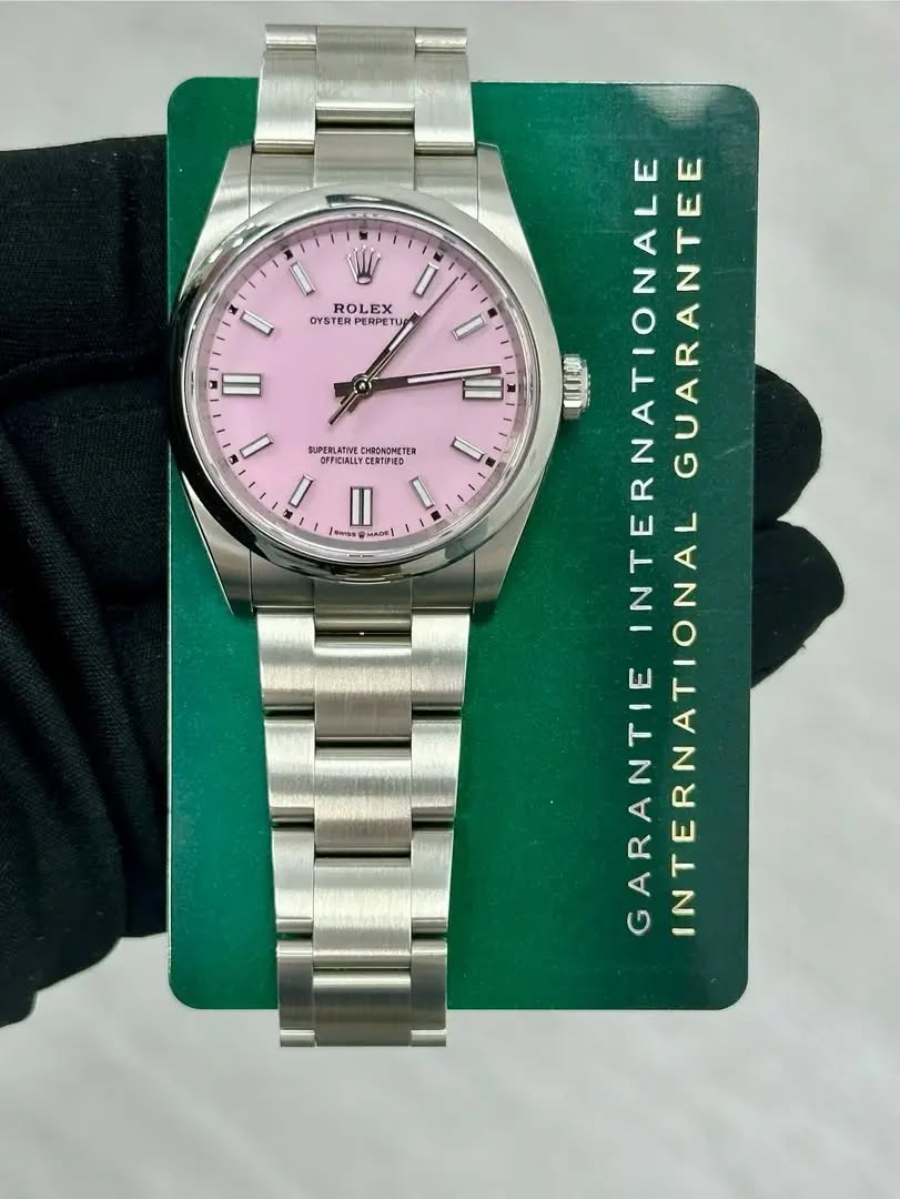 May be an image of wrist watch and text that says 'W D L ROLEX OYSTERP PERPETI II SUPERLATIE CHBOmOmETER OFFIDIALLYCERTFIED s MIADe! MOm 口糖 INTERNATIONALE GUARANTE ONALGUARANTEE…