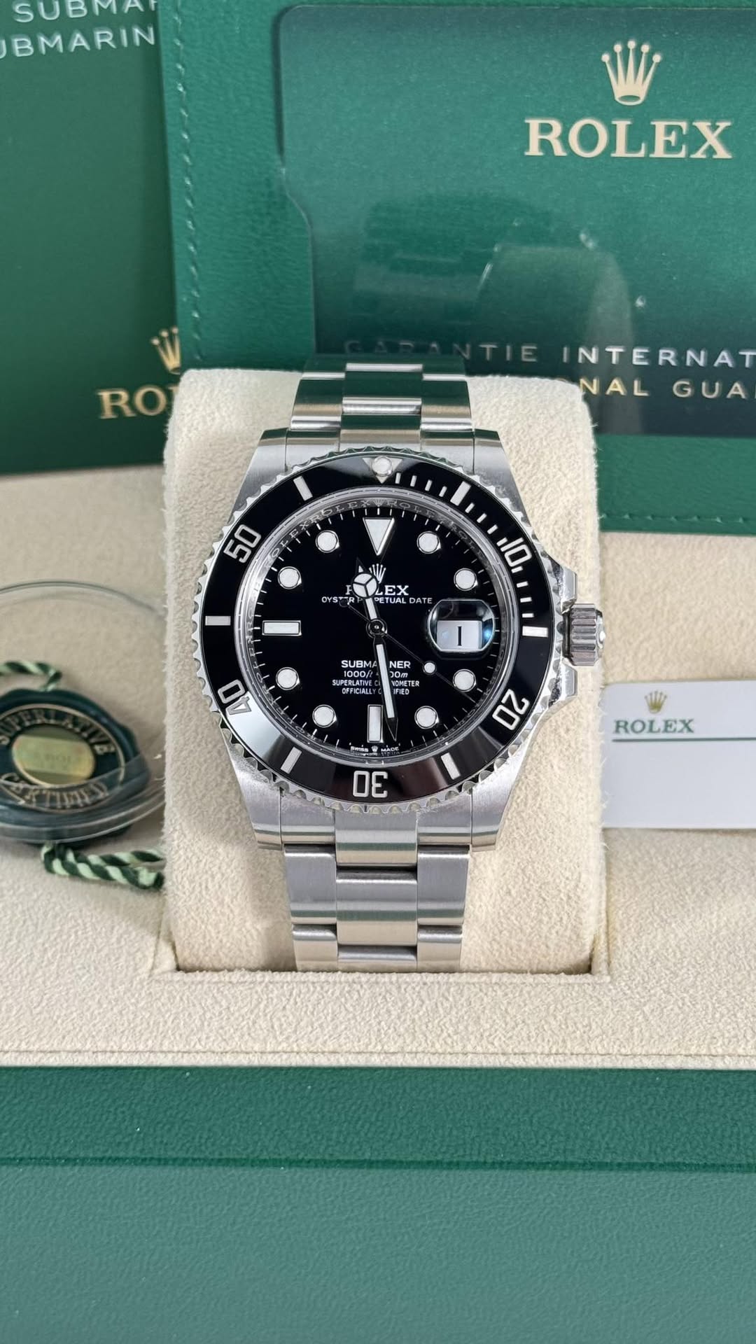 May be an image of wrist watch and text that says 'SUBMA BMARIN W ROLEX RO TIE INTERNAT NAL NALGUA GUA 50 5 SN 눈k E YS 10 ハ ١ SUBM 100Q и 30m ぎあう 40 20 ROLEX 30'